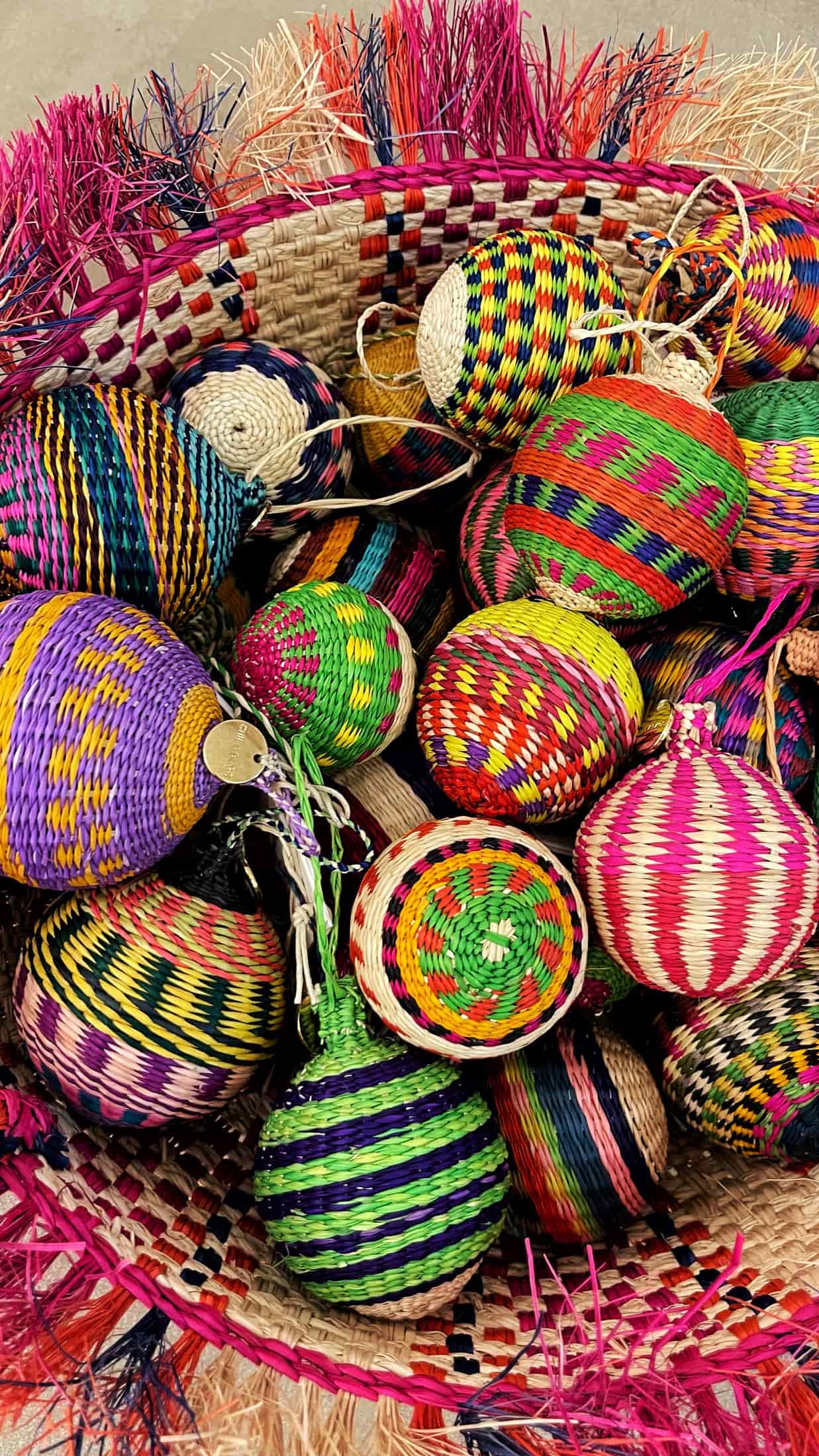 Handmade Iraca Palm Christmas Balls - Set of 3 - miniatura 4
