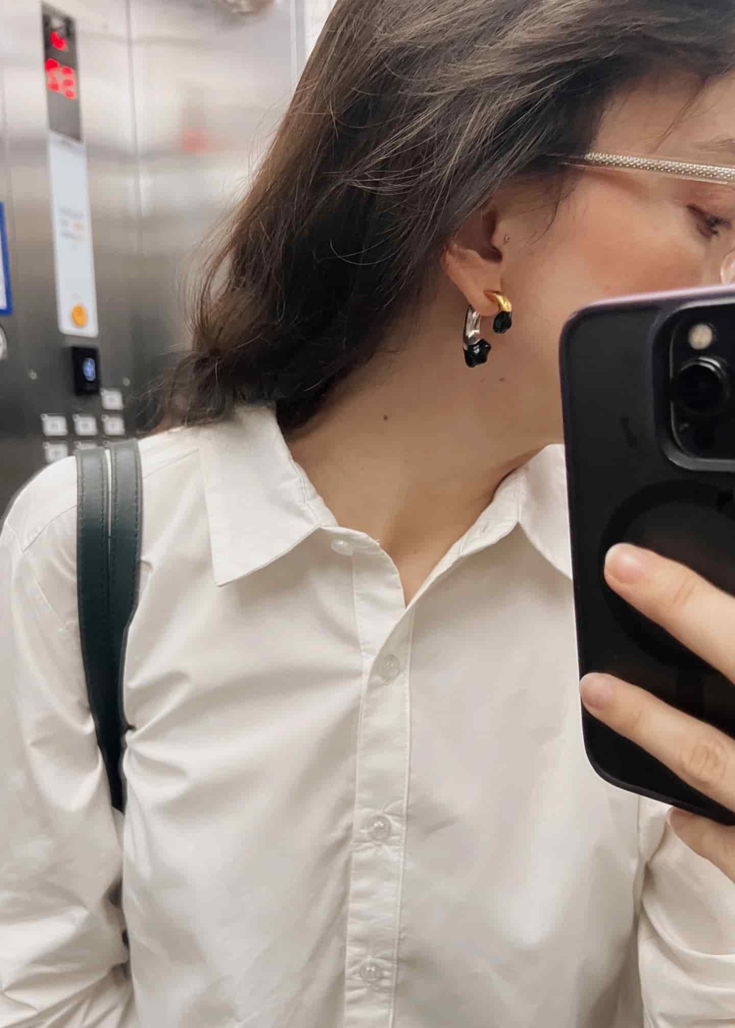 Mini Petal Curve Stud Negro - miniatura 2