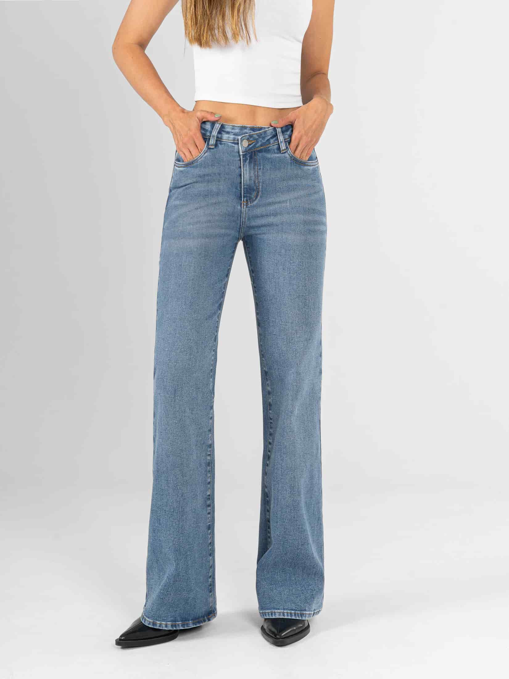 Ref: 066320 Jean flare stretch, bota ancha, tiro alto, tono azul medio, detalle en pretina - miniatura 1