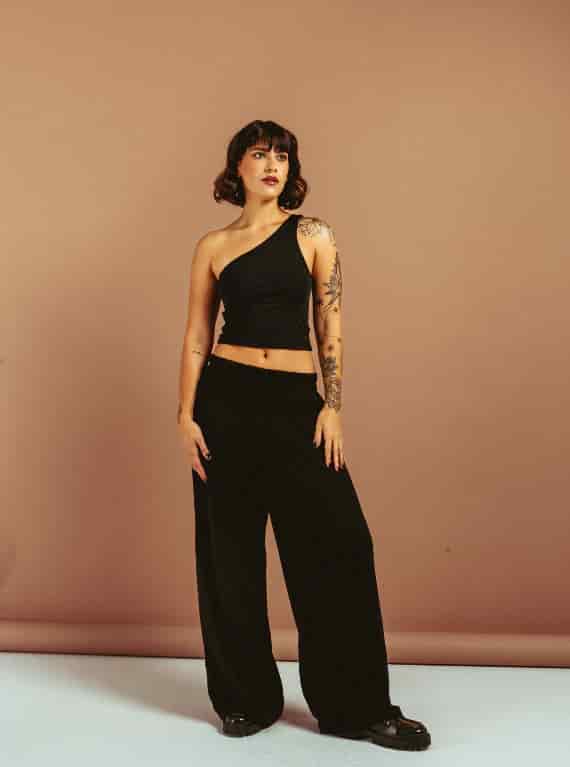 BLUSA ASIMÉTRICA NEGRA - miniatura 2