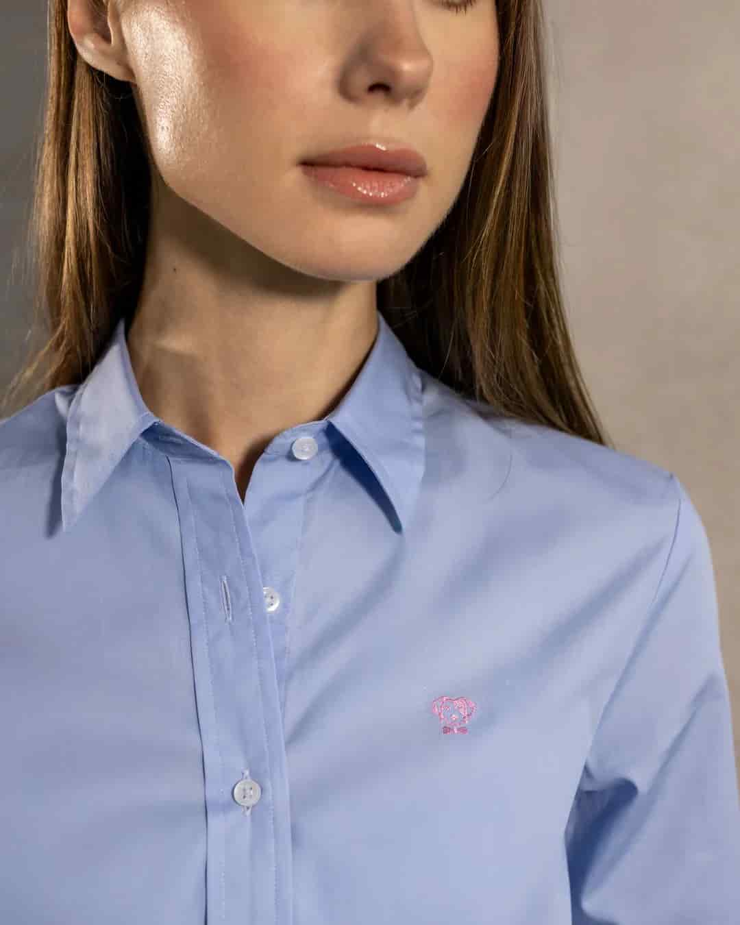 Camisa Antimanchas de Mujer Light Blue Logo Rosado - miniatura 6