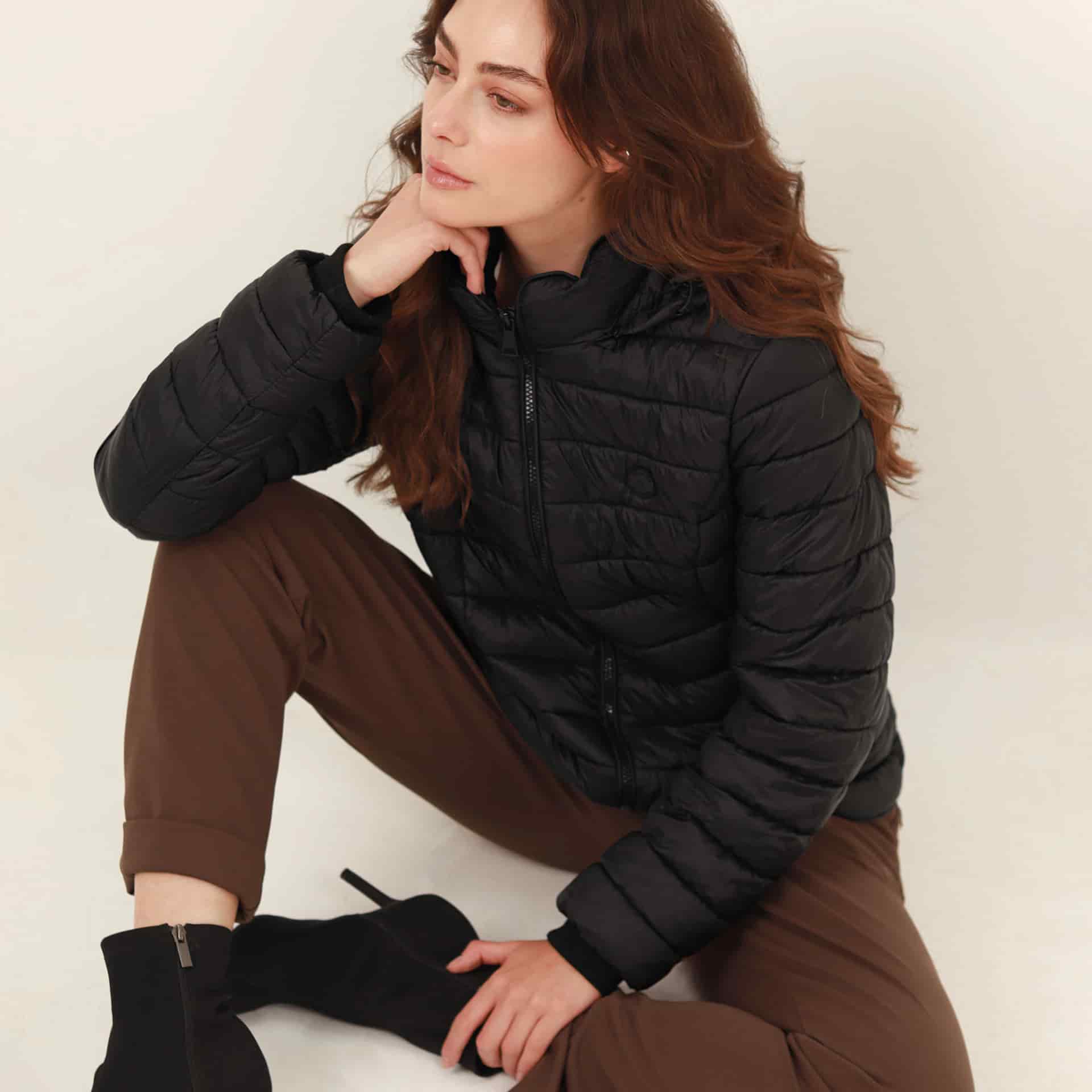 Chaqueta acolchada básica cuello alto con capucha - miniatura 39