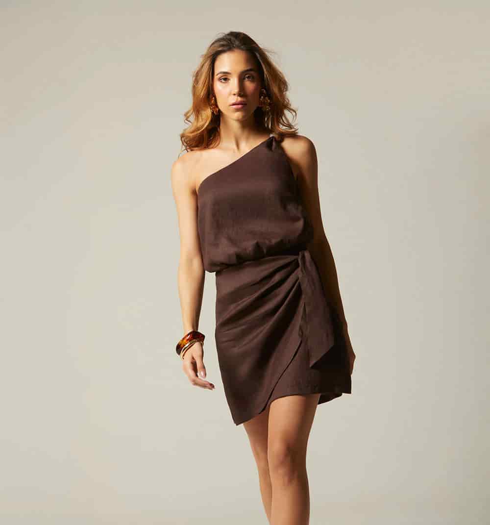 Vestido corto un solo hombro con insumo - miniatura 5