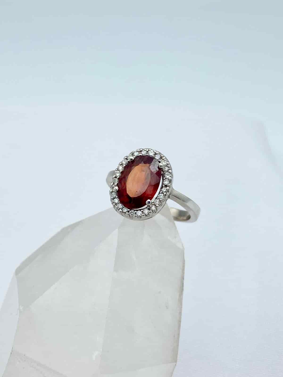 Anillo Granate con Diamantes en Oro 18K Blanco - miniatura 1