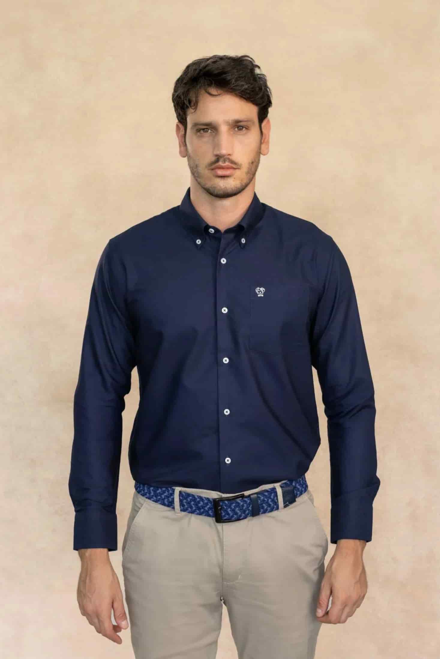 Camisa Antimanchas Oxford Azul Oscuro con Bolsillo Logo Gris - Talla Regular - miniatura 4