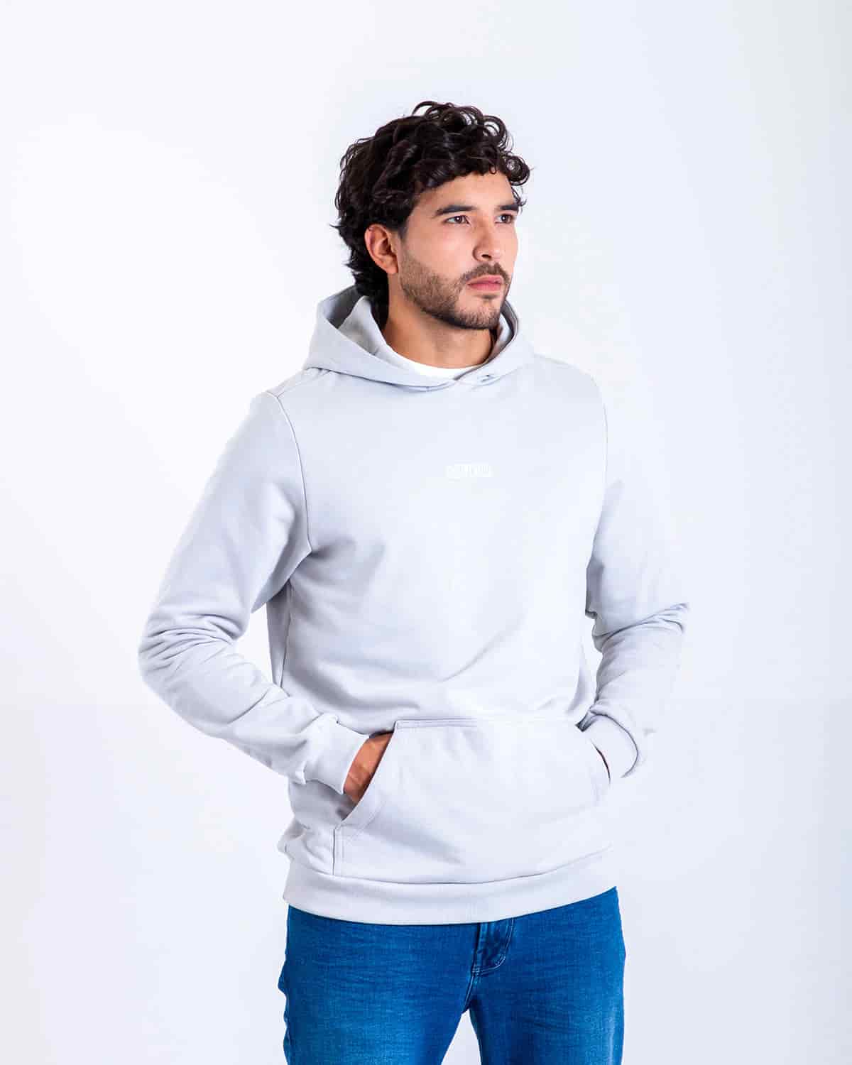 Buzo gris estampado espalda para hombre - miniatura 2