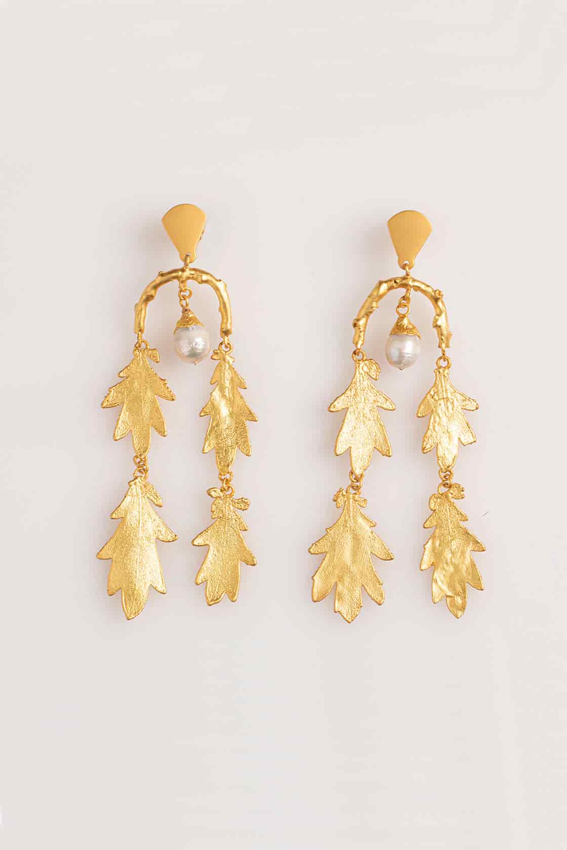 CHRYSANTHEMUS LEAVES AND PEARL CHANDELIER EARRINGS - miniatura 1