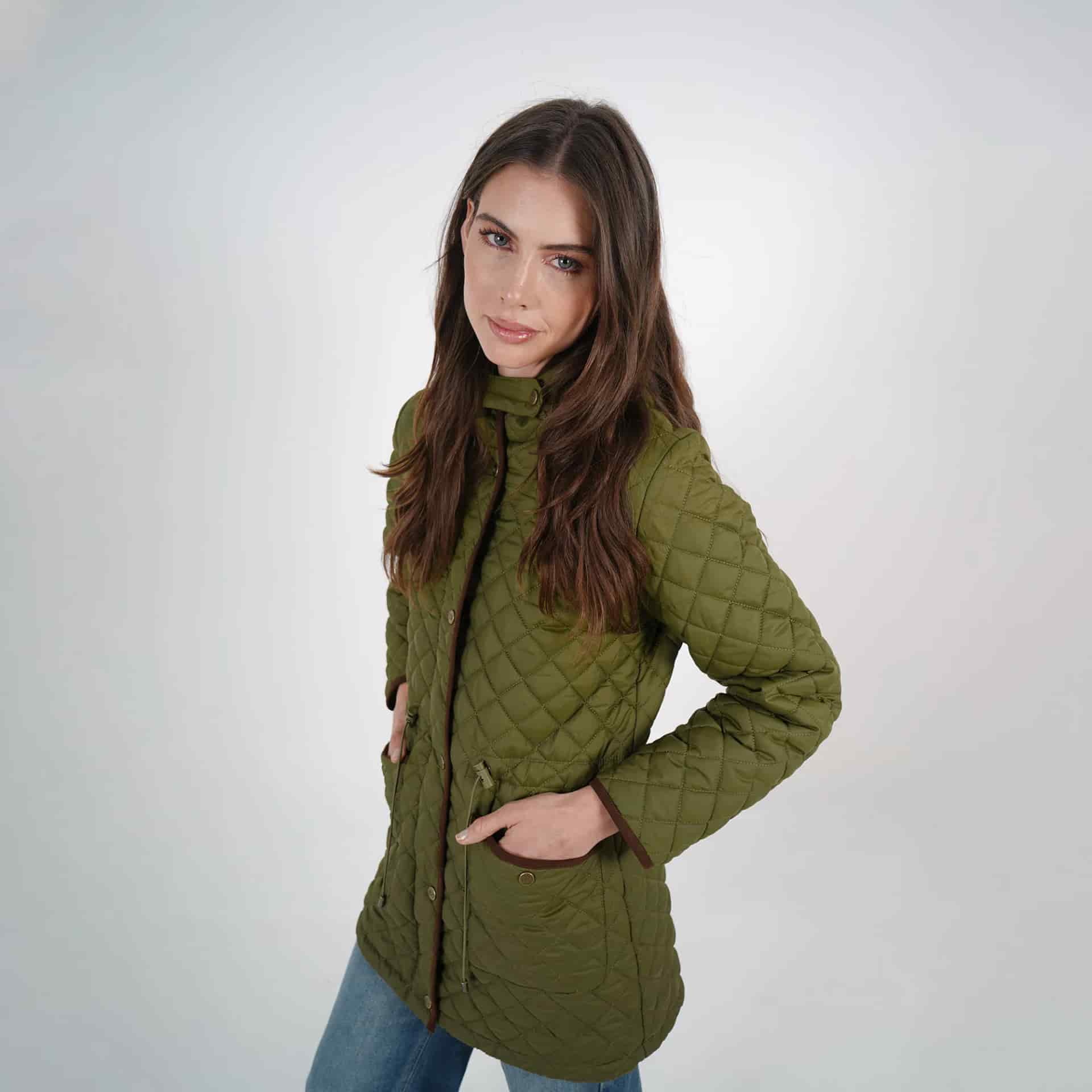 Chaqueta acolchada larga cuello alto con capucha y ajuste en cintura - miniatura 44
