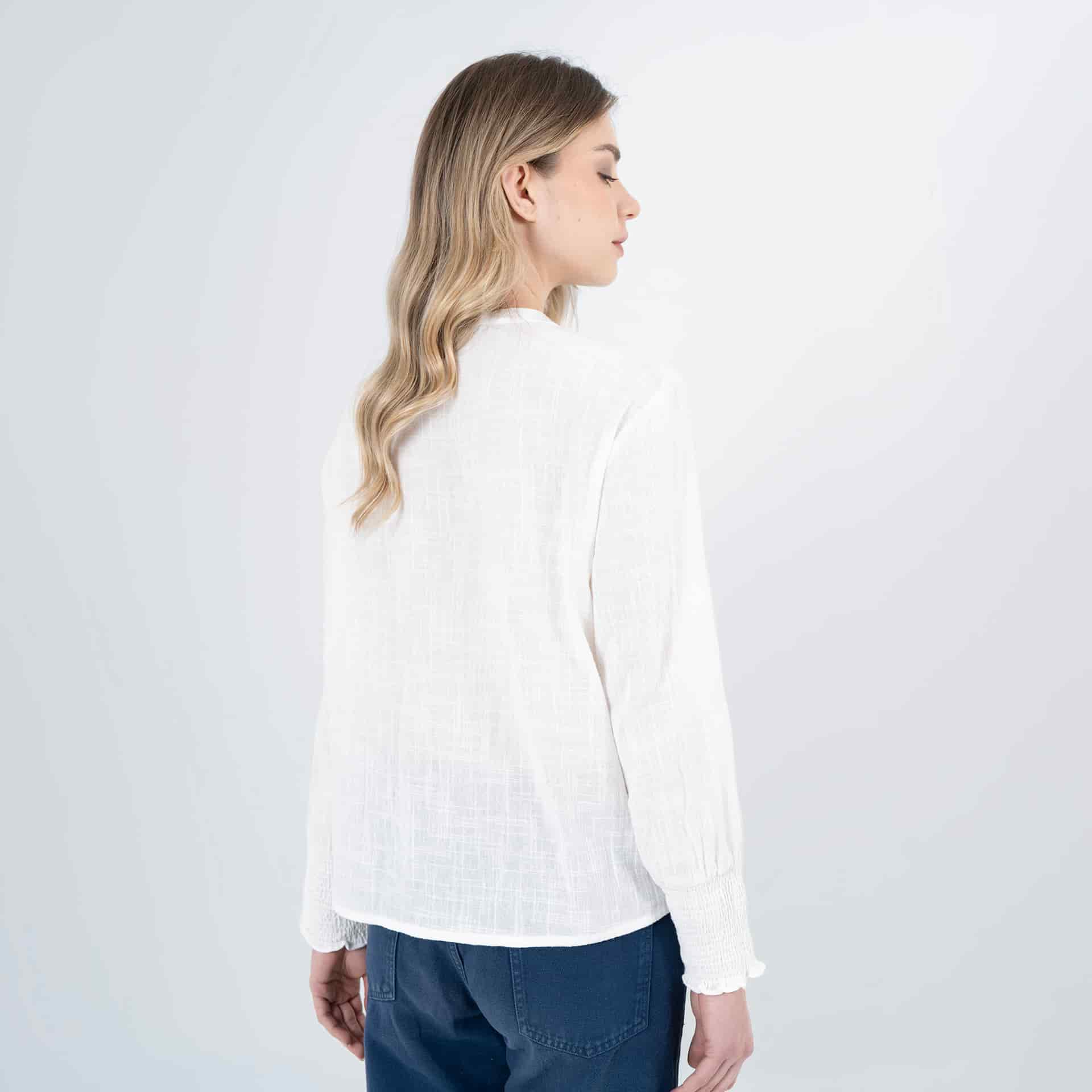 Blusa cuello nerú manga larga con bordado flores en contraste - miniatura 5