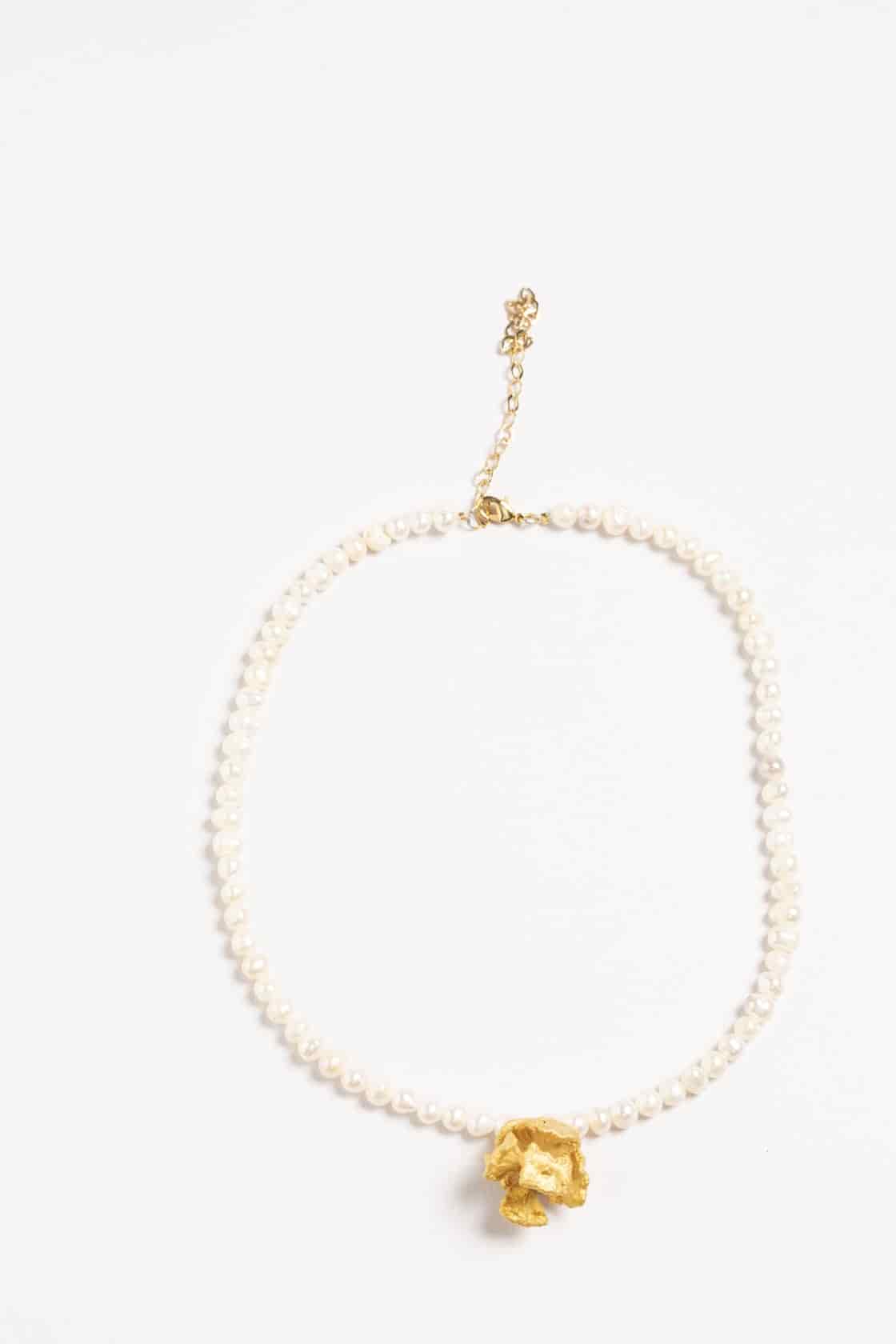 PINE SEED ROUGH EMERALD AND PEARLS NECKLACE - miniatura 3
