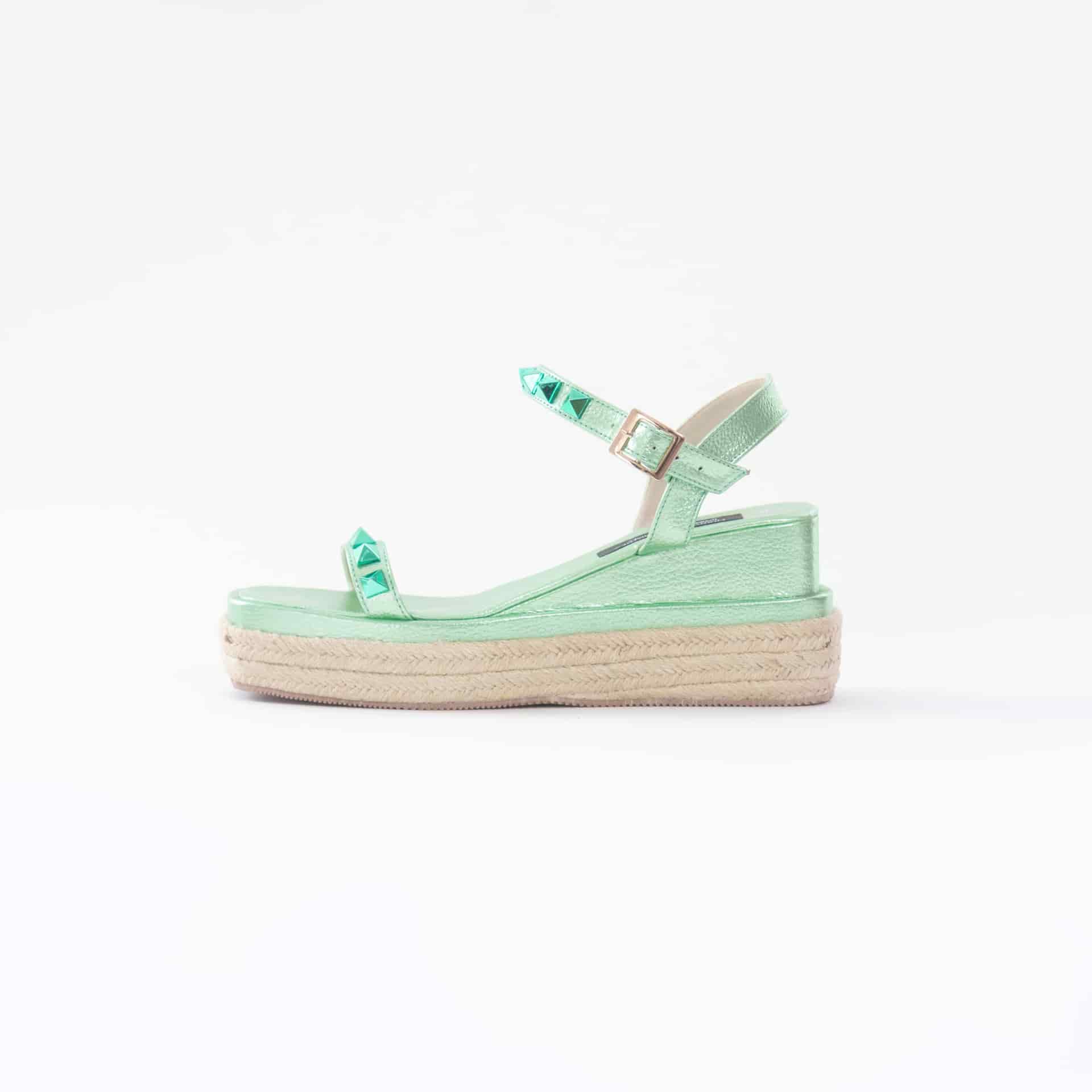 Sandalia Valeria | Con tacon bajo combinado con fibra natural y cuero en color verde con detalles de tachas en la parte superior - miniatura 1