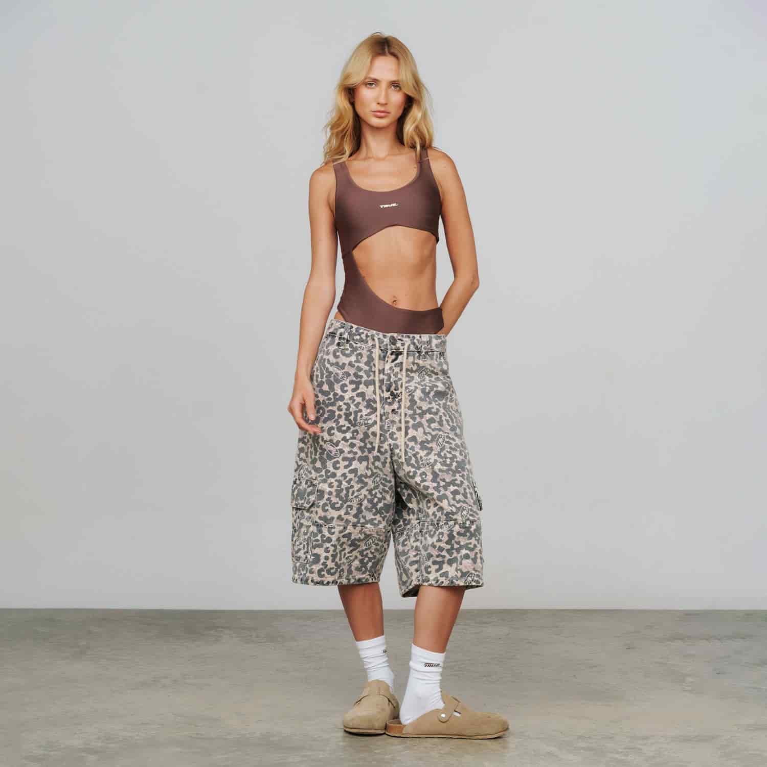 Intuition Leopard Cargo Jorts - Camel - miniatura 7