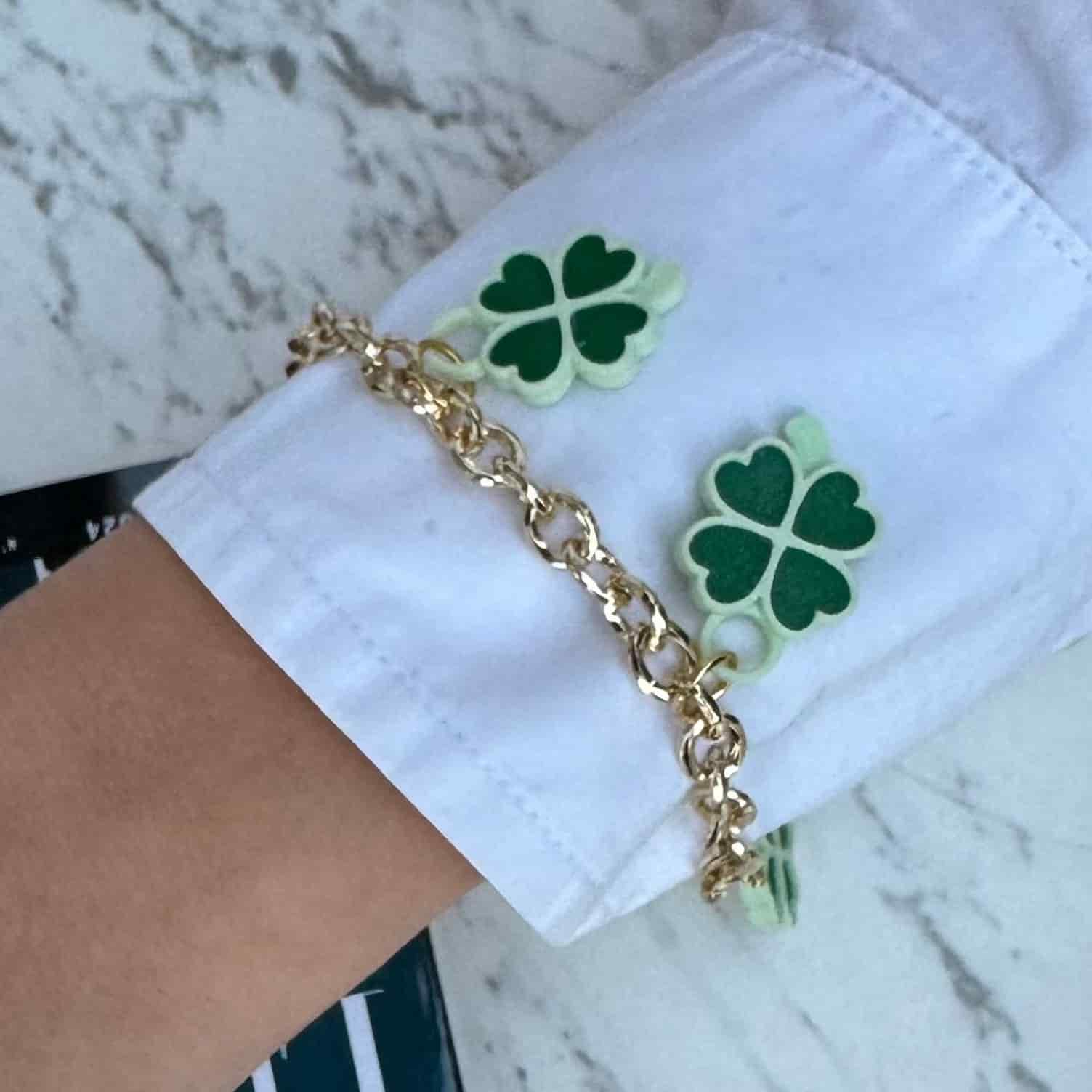 BRAZALETE CON DIJES DE TRÉBOL - miniatura 2