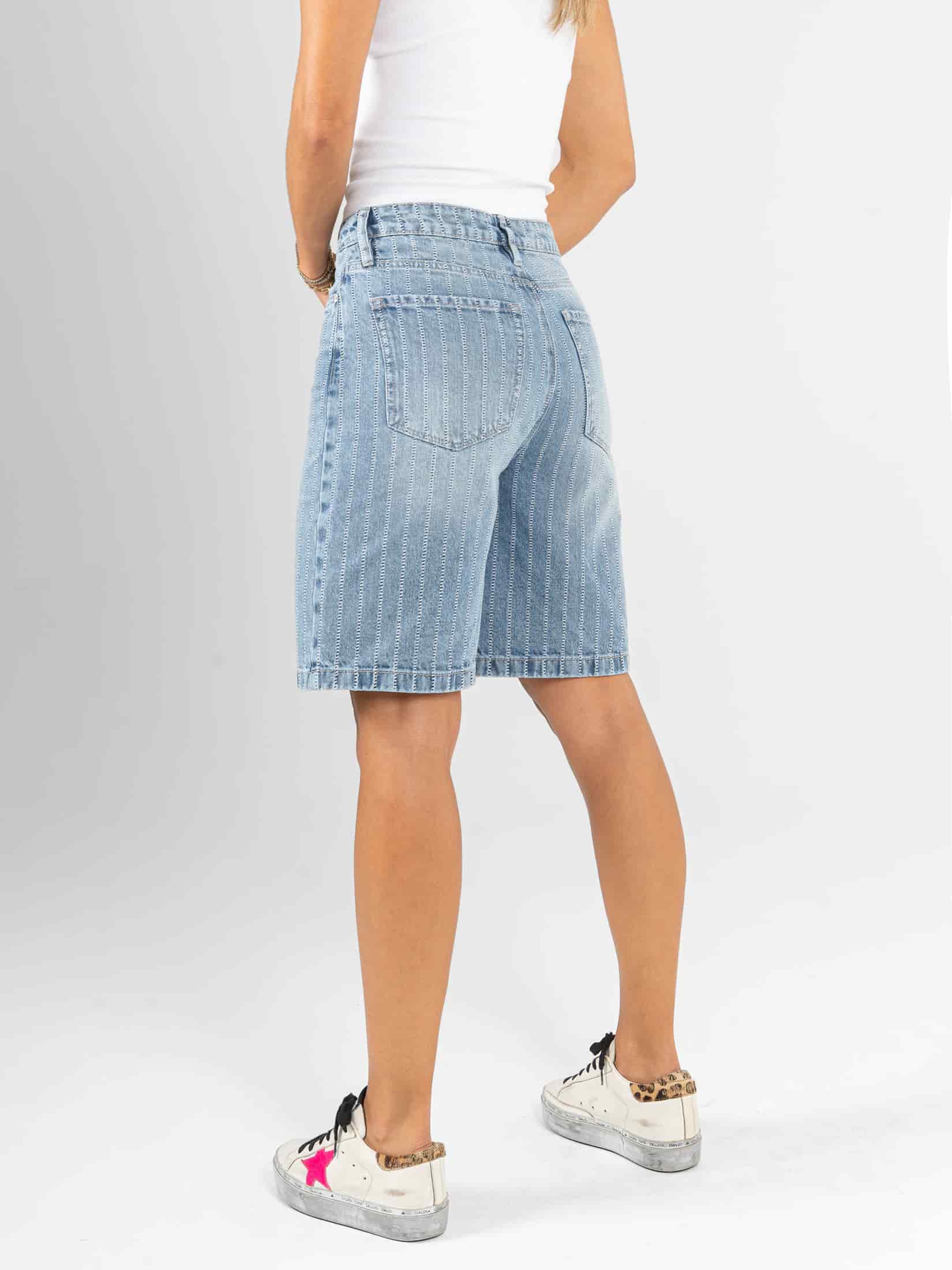 Ref: 066470 Bermuda en denim, rígido, detalle en pretina, rayas, tiro alto, tono azul claro. - miniatura 3