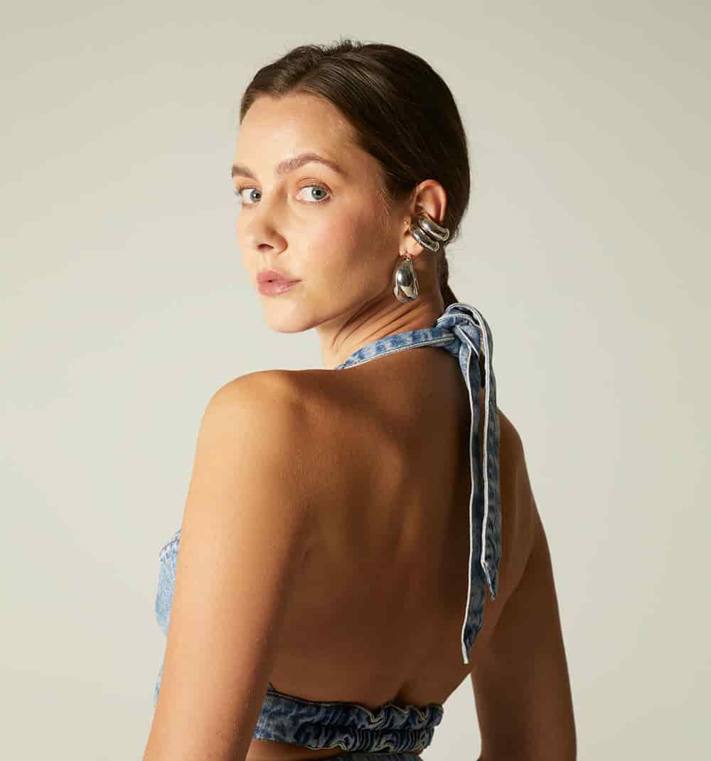 Blusa halter con flor - miniatura 4