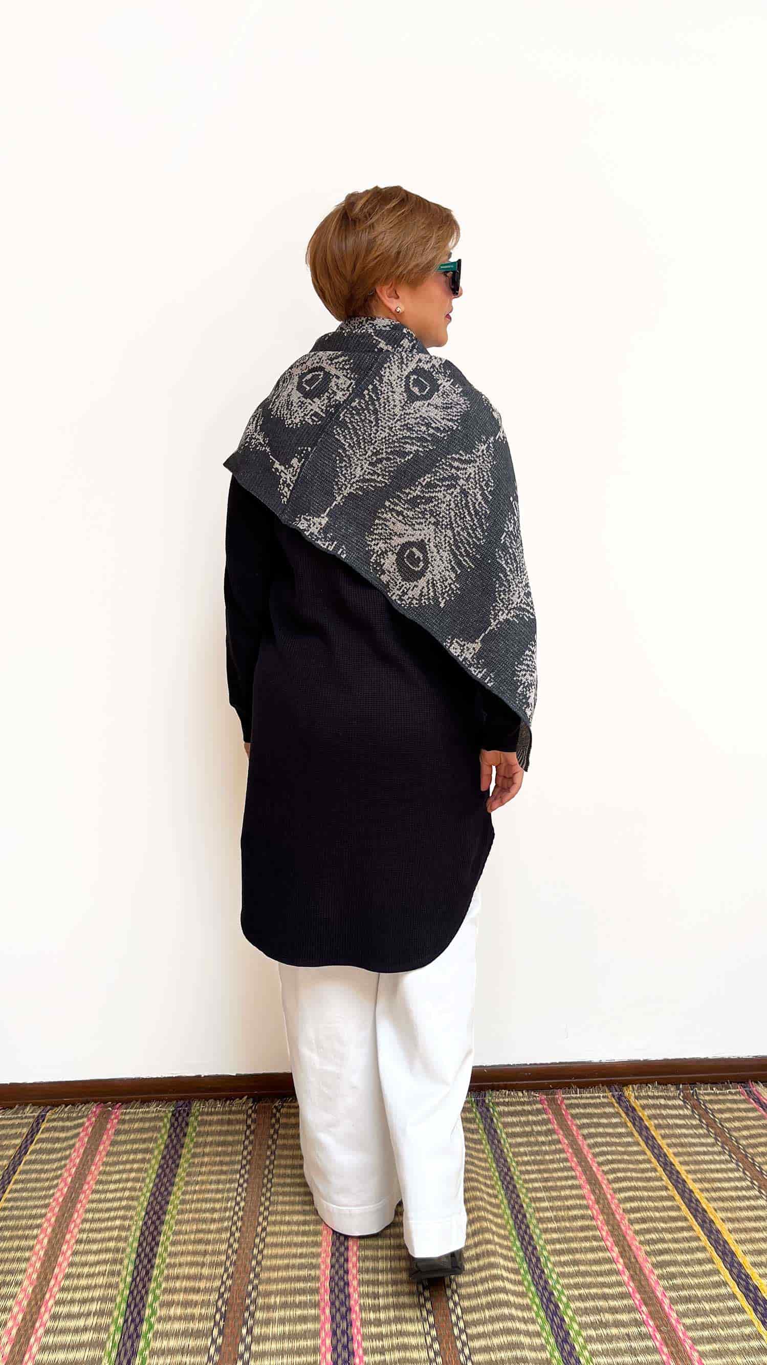 Poncho Plumas - arena y gris oscuro - miniatura 3