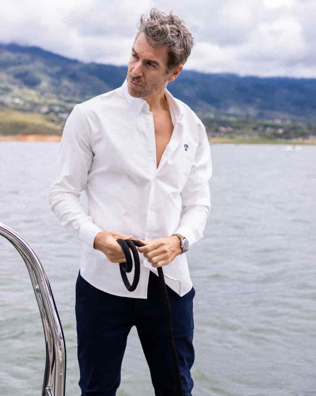 Camisa Antimanchas Oxford Blanca Logo Azul Oscuro- Talla Regular - miniatura 4
