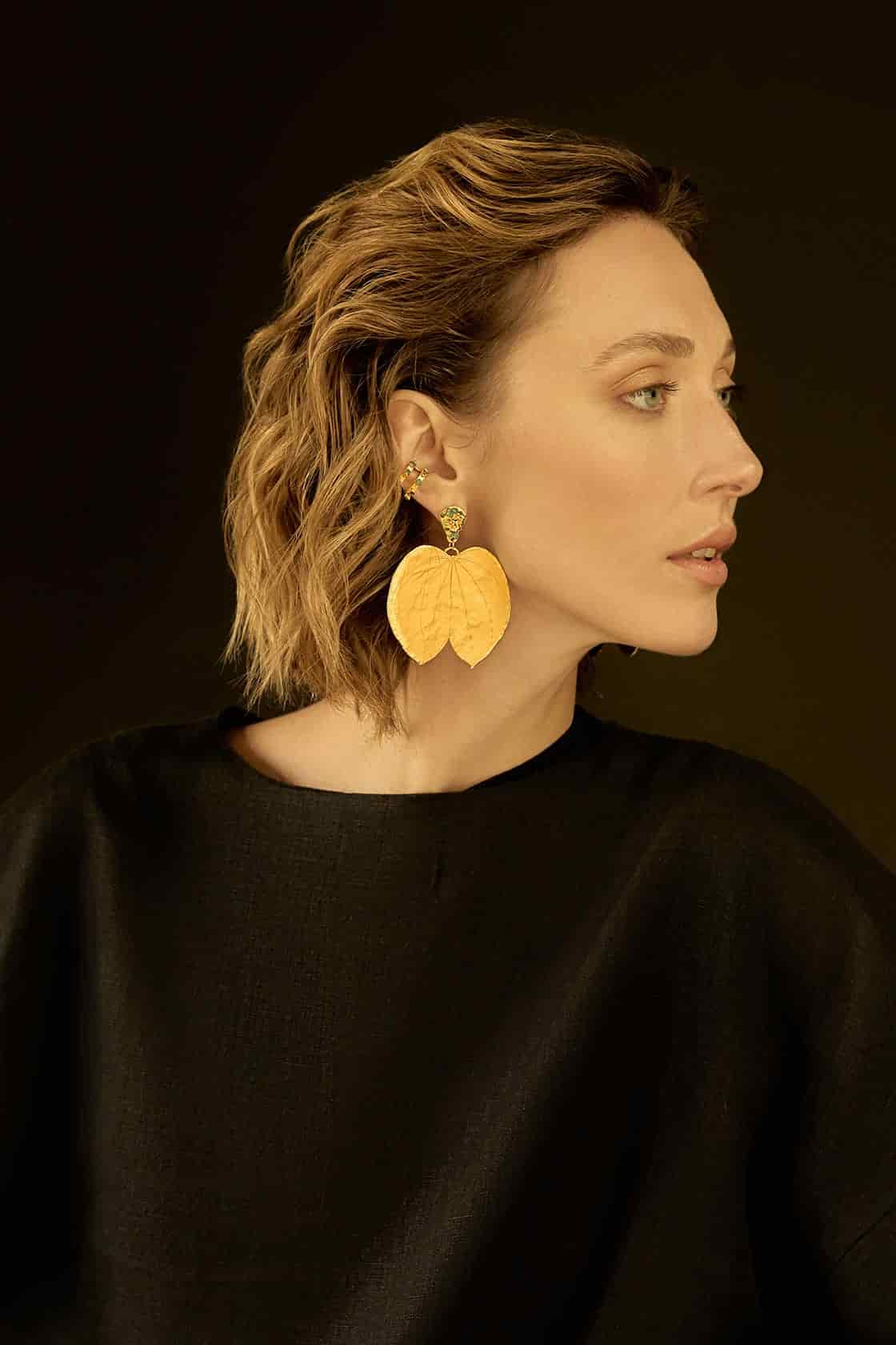 CASCO DE BUEY EARRINGS AND ROUGH EMERALD STUDS - miniatura 2