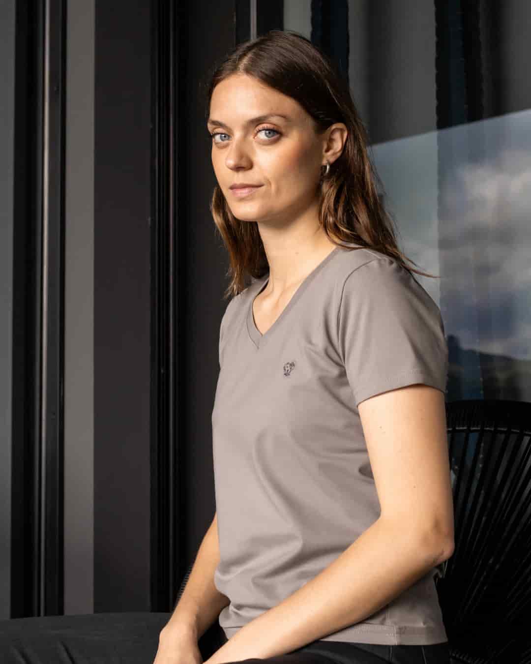 Camiseta Antimanchas  Cuello V Gris Claro - Talla Regular - miniatura 7