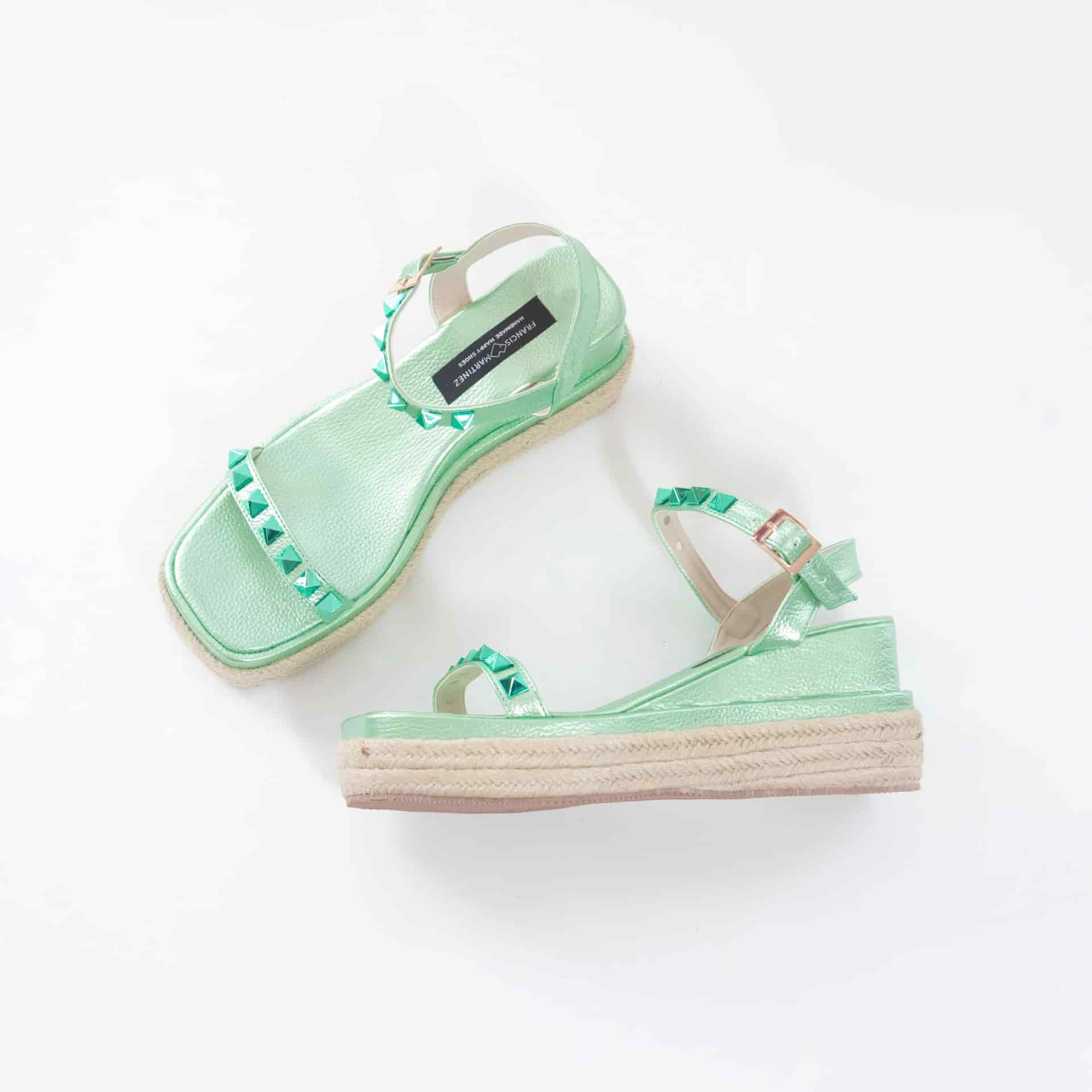 Sandalia Valeria | Con tacon bajo combinado con fibra natural y cuero en color verde con detalles de tachas en la parte superior - miniatura 2
