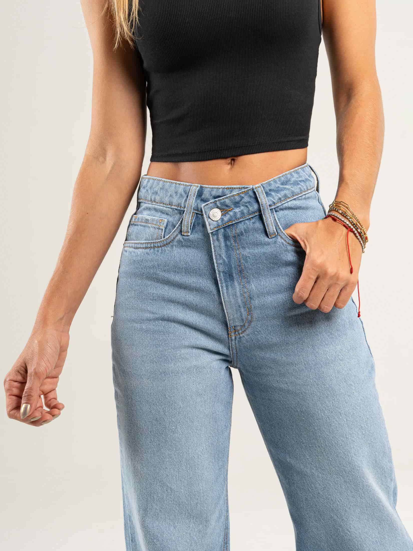Ref: 064977 Jean Mom Flare, rígido, tiro alto, tono azul medio, detalle en pretina. - miniatura 3