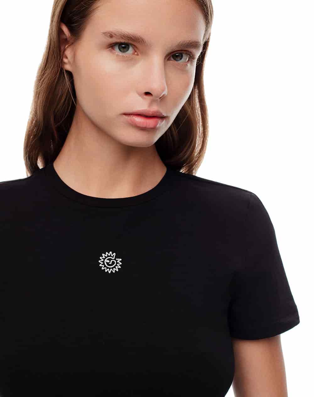 Camiseta crop slim algodón negra bordado mujer - miniatura 1