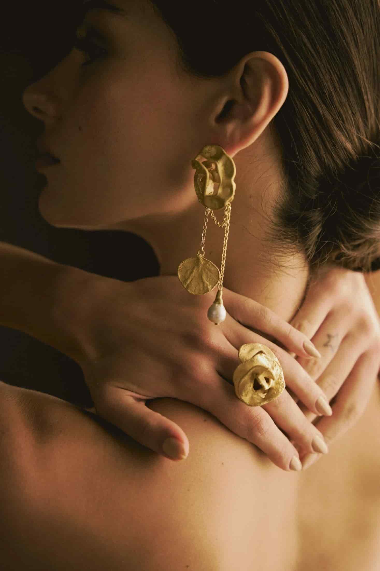 ARETES ACACIA CON PÉTALO REMOVIBLE CADENAS Y PERLAS - miniatura 6