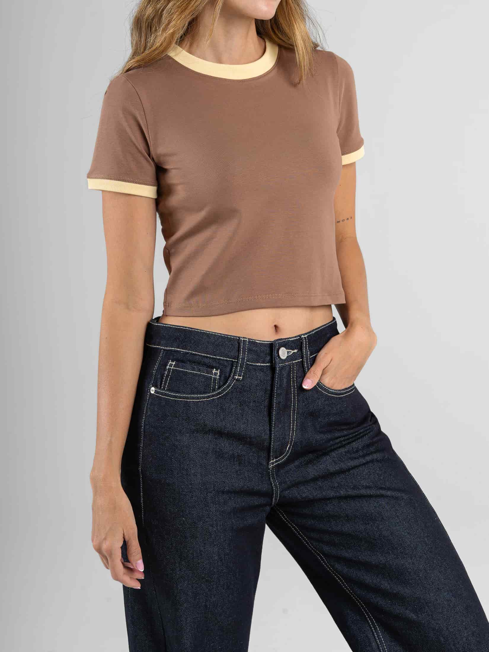 Ref: 0610710 T-shirt cropped, cuello redondo y manga corta, acabados con vivo combinado a contraste, tono cafe - miniatura 3