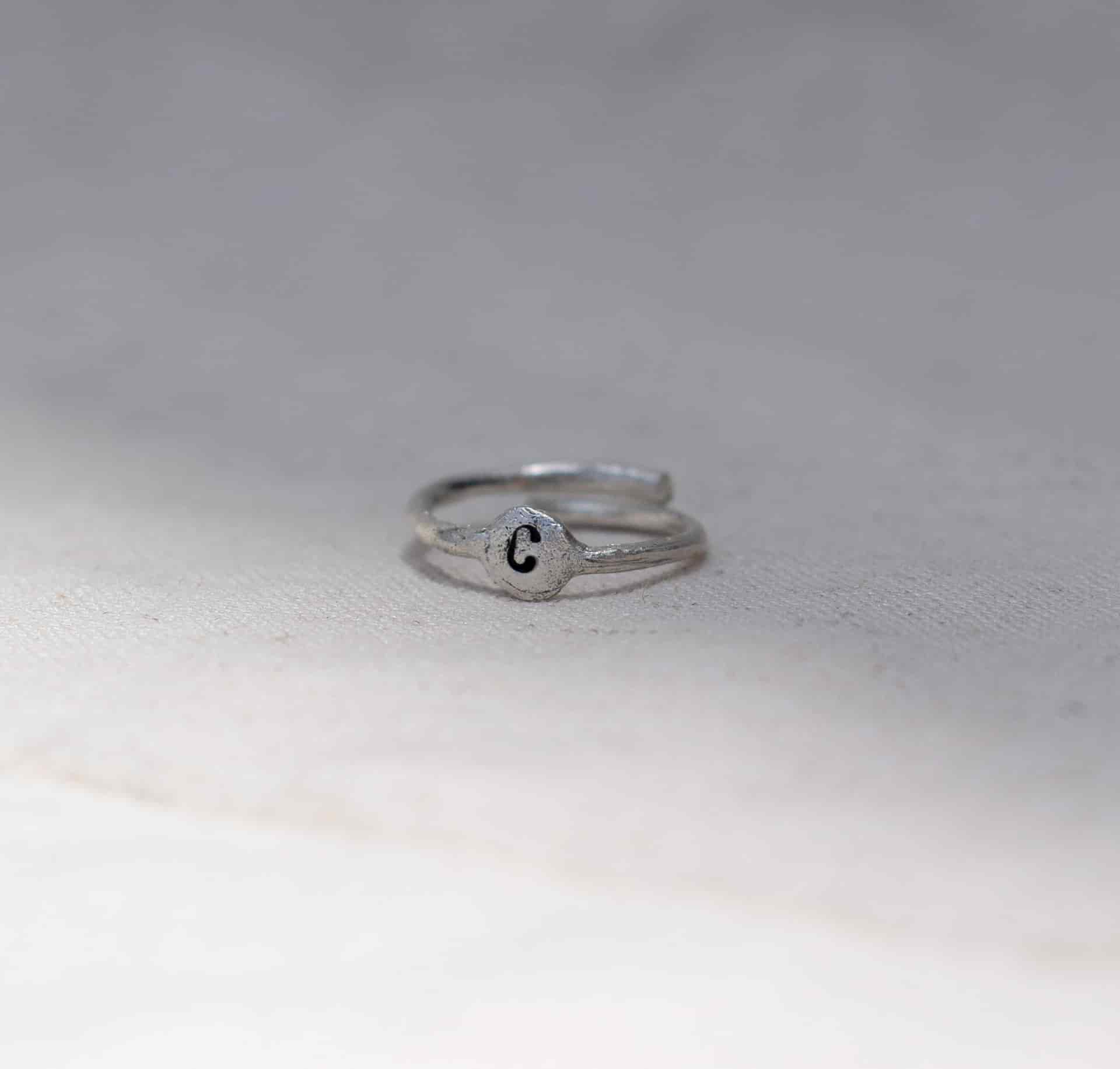 Anillo letra (Plata ley950) - miniatura 1