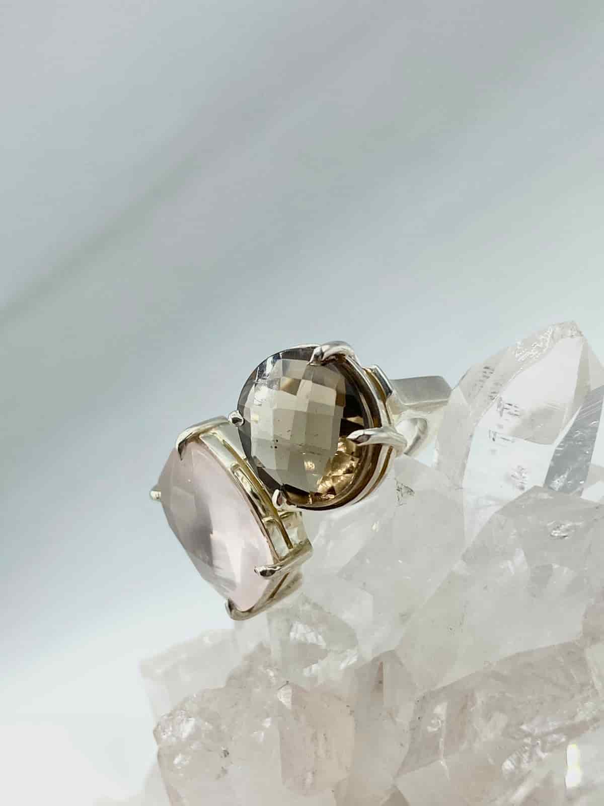 Anillo Doble Cuarzo Humo ovalado y Cuarzo Rosa rectangular colección Armonía Dual - miniatura 1
