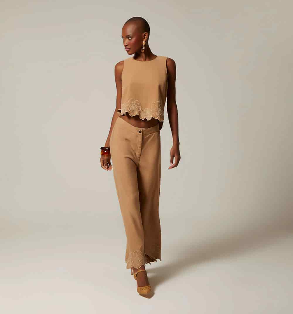 Pantalon capri con bordado - miniatura 1
