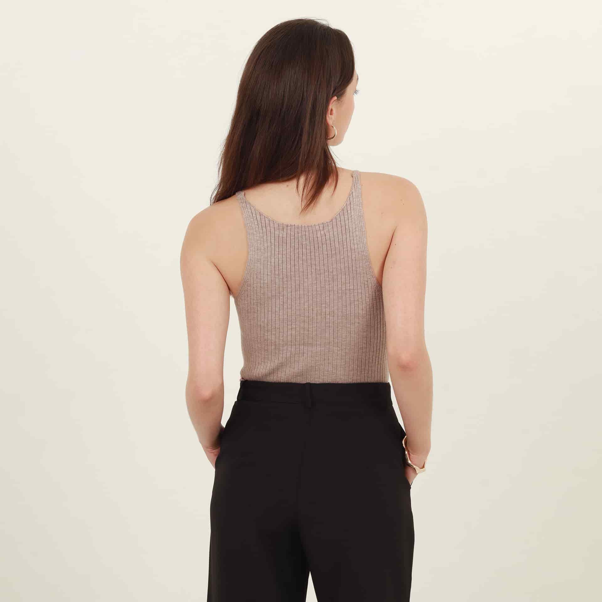 Blusa top cuello redondo con tirantes finos - miniatura 3