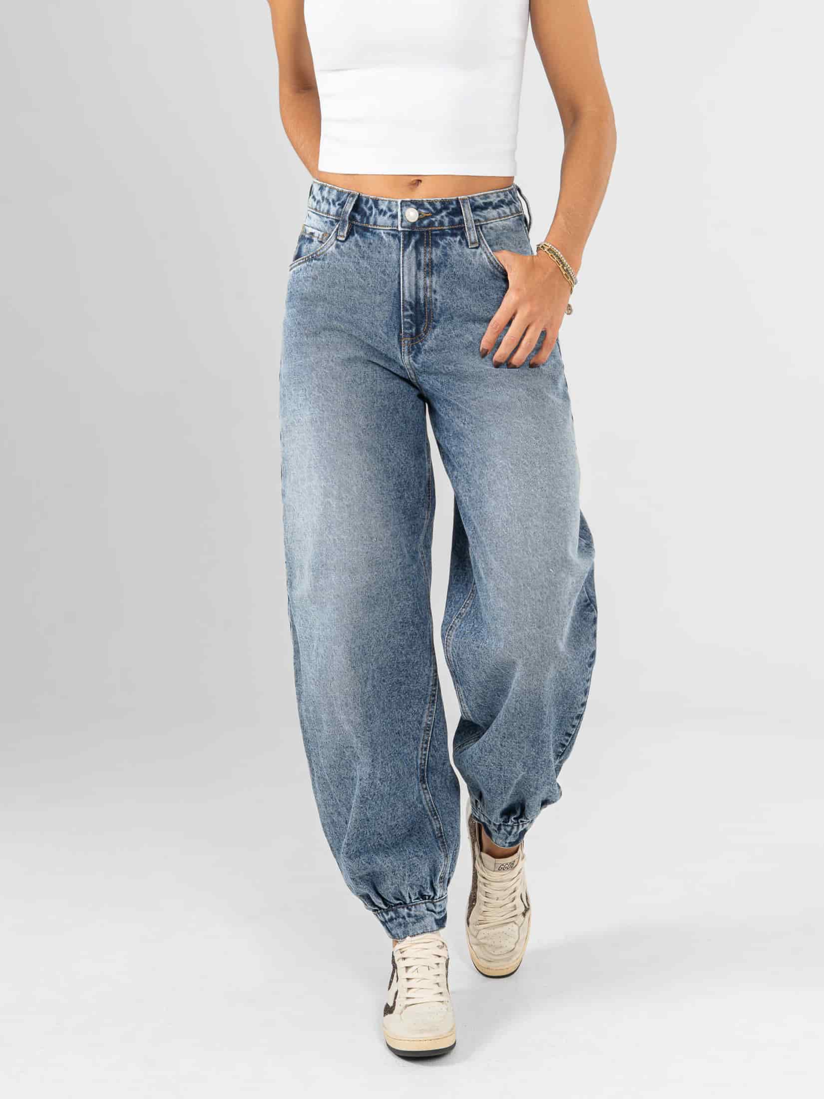Ref: 066383 Jean baggy cropped, detalle en bota, rígido, tiro alto, tono azul medio. - miniatura 1