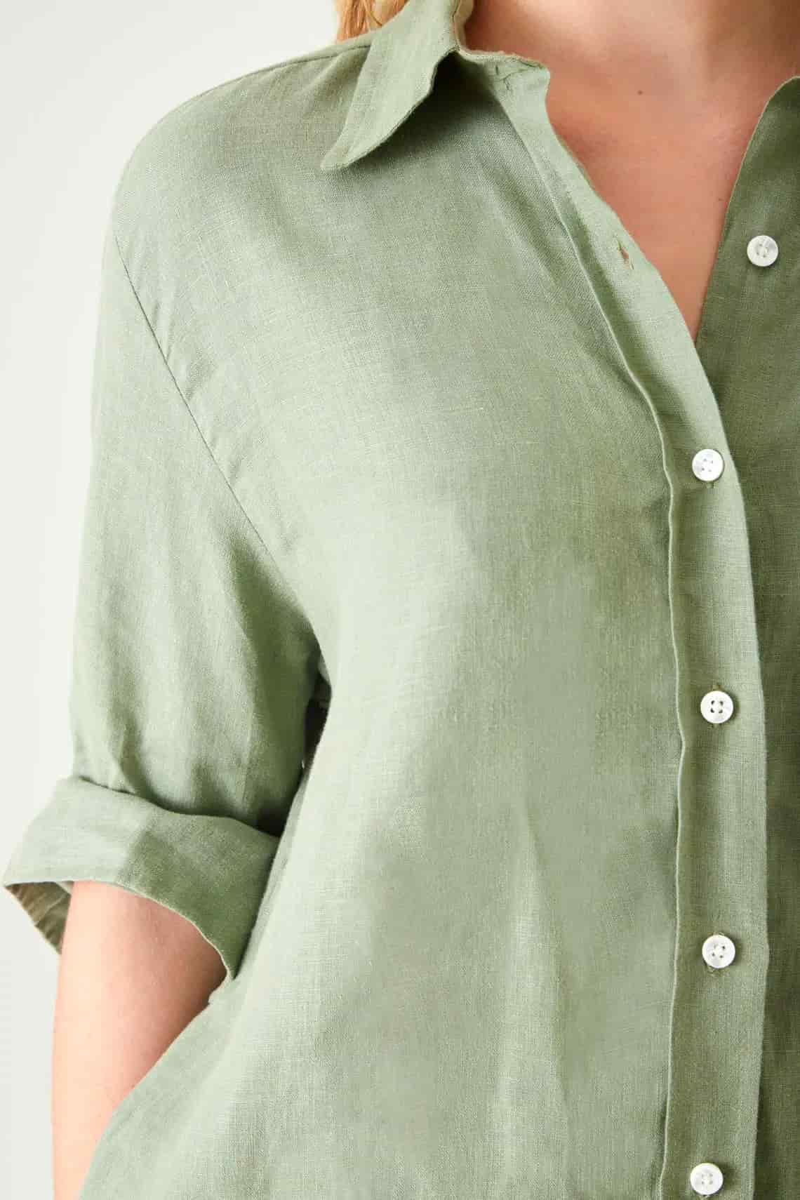 Camisa relaxed fit con bajo redondeado y aberturas laterales en lino verde salvia para mujer - miniatura 4