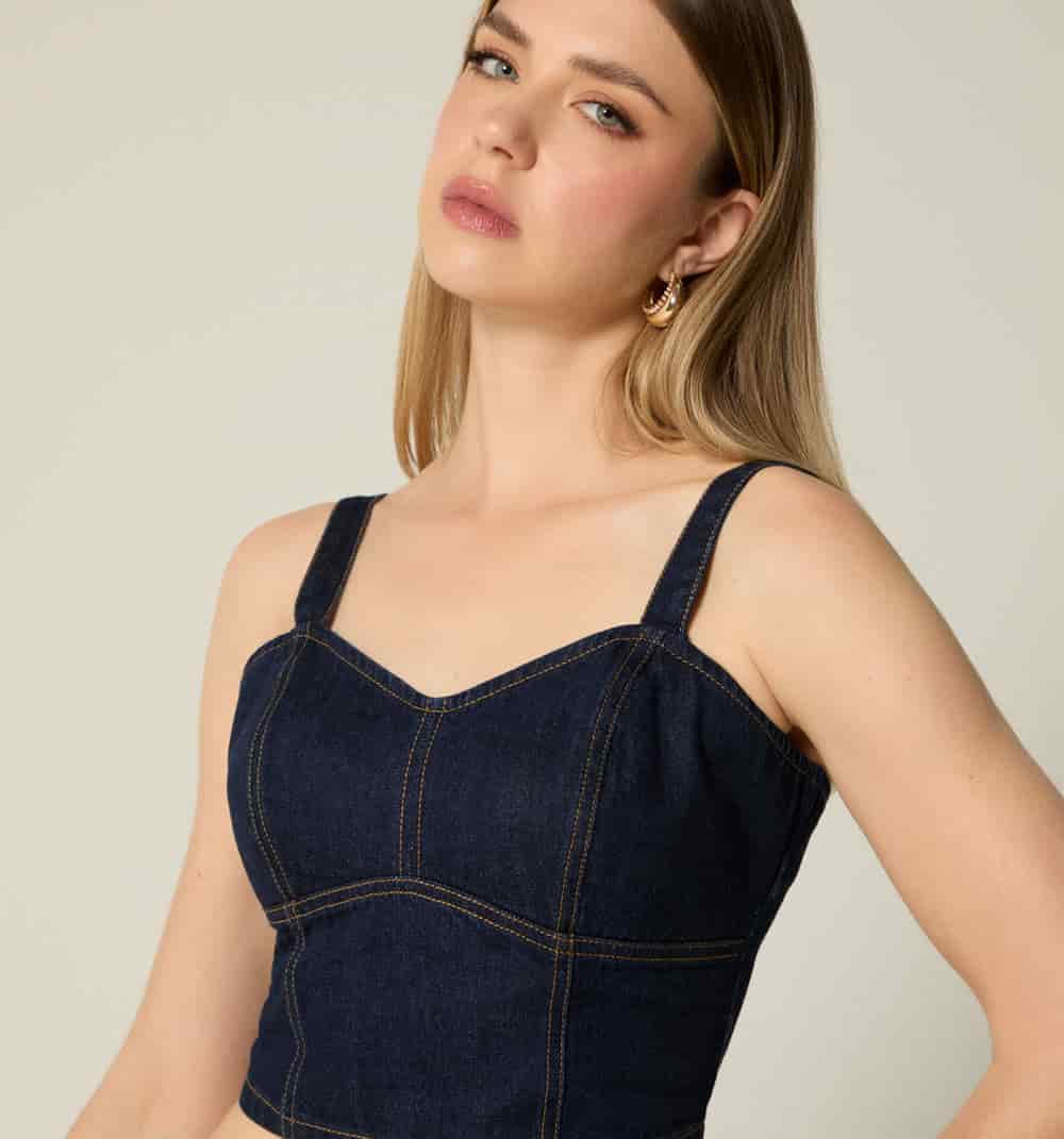 Blusa crop tiras con corte - miniatura 3