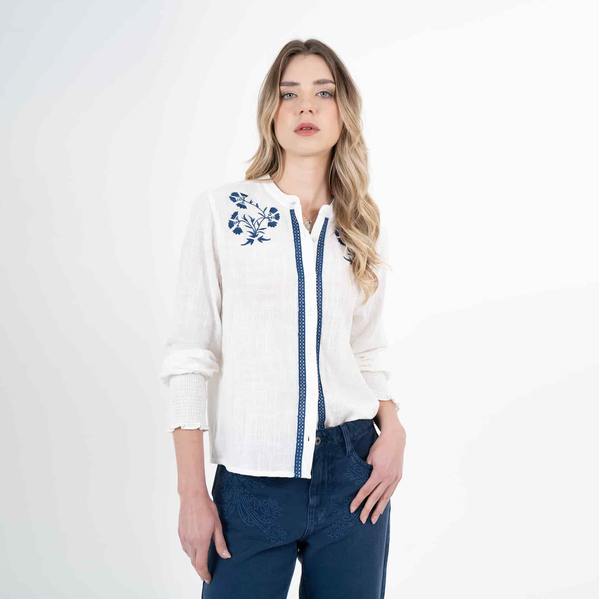 Blusa cuello nerú manga larga con bordado flores en contraste - miniatura 1