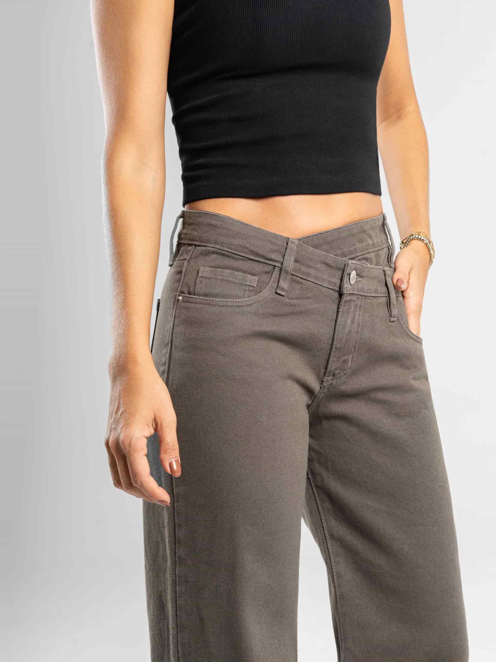 Ref: 0620261 Pantalón mom flare, rígido, detalle en pretina, tiro alto, tono verde - miniatura 4