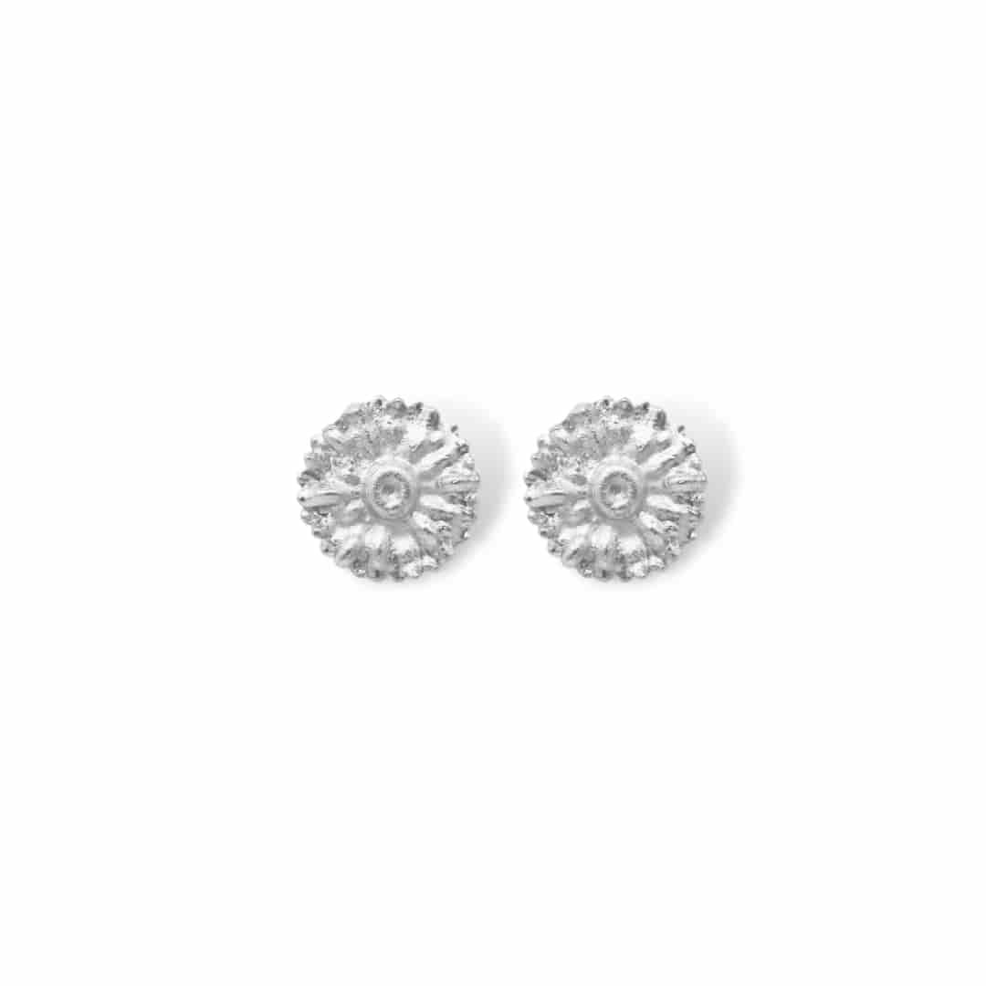 Aretes con flor de margarita pequeña - miniatura 2