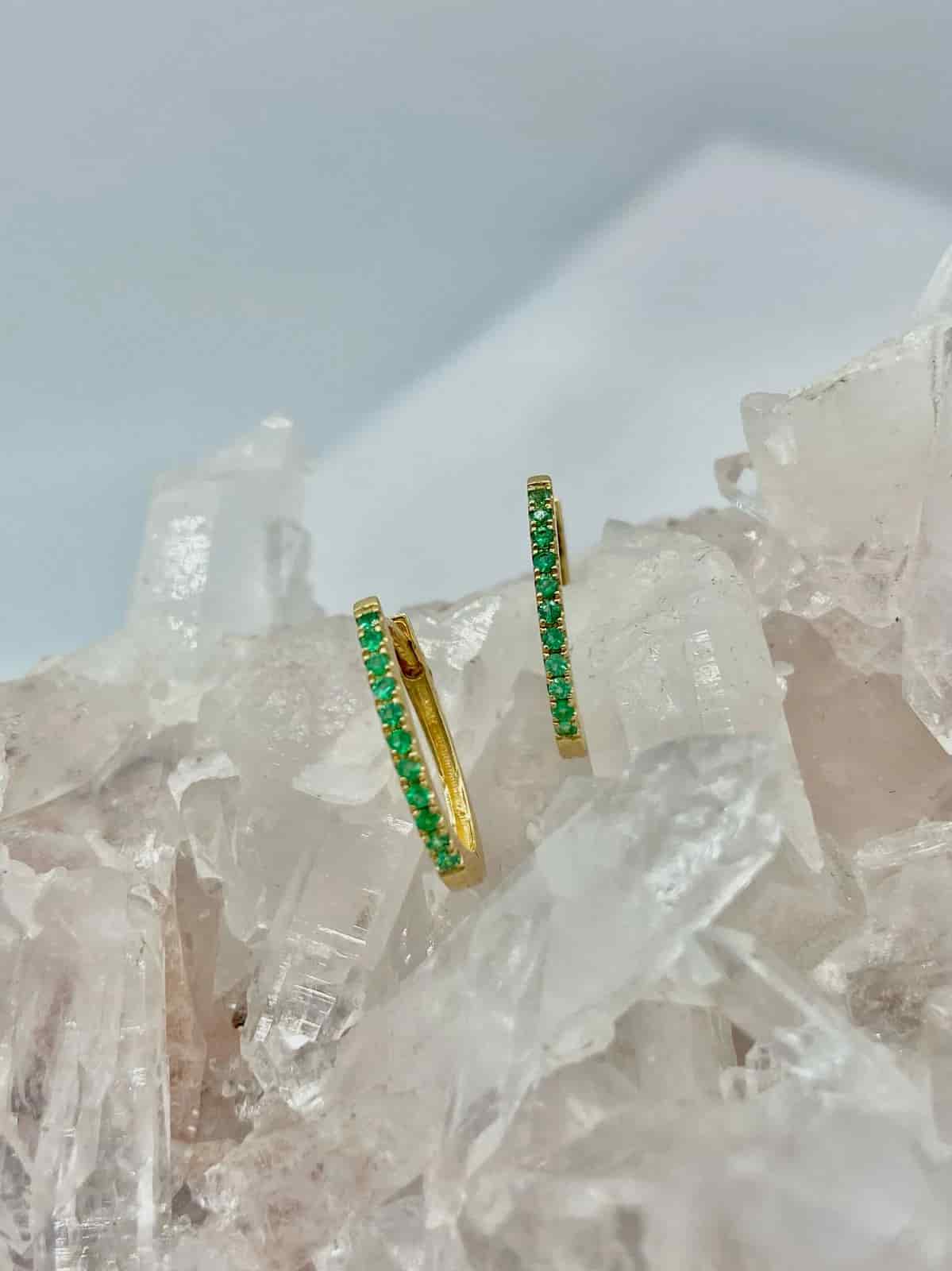 Aretes Esmeralda en Oro Blanco 18K estilo candonga Ovaladas medianas - miniatura 3