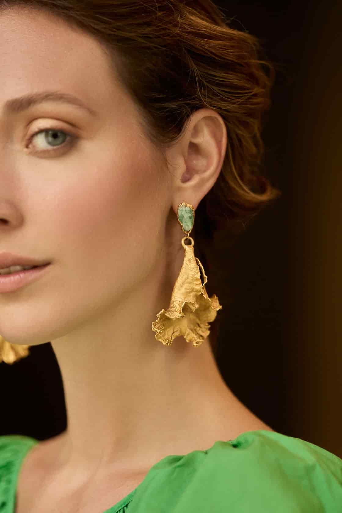 LABELLUM AND ROUGH EMERALD EARRINGS - miniatura 3