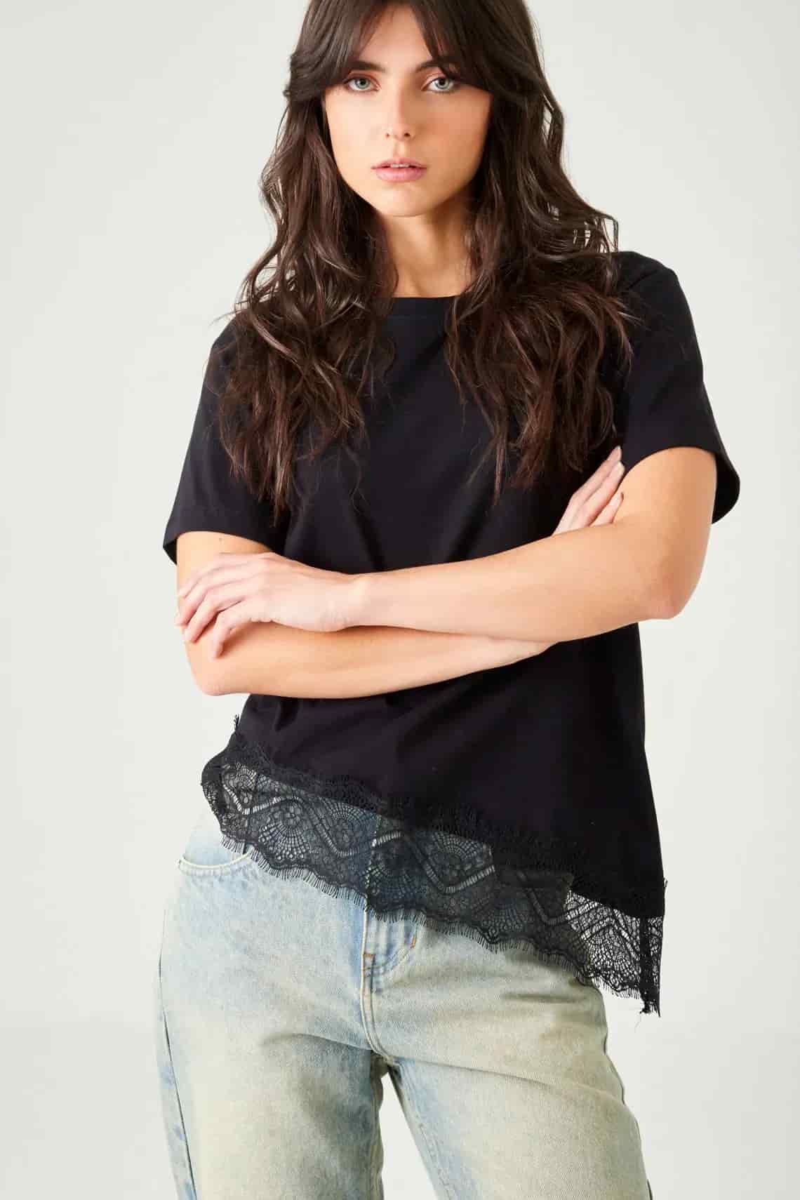 Camiseta relaxed fit con borde de encaje en negro para mujer - miniatura 3
