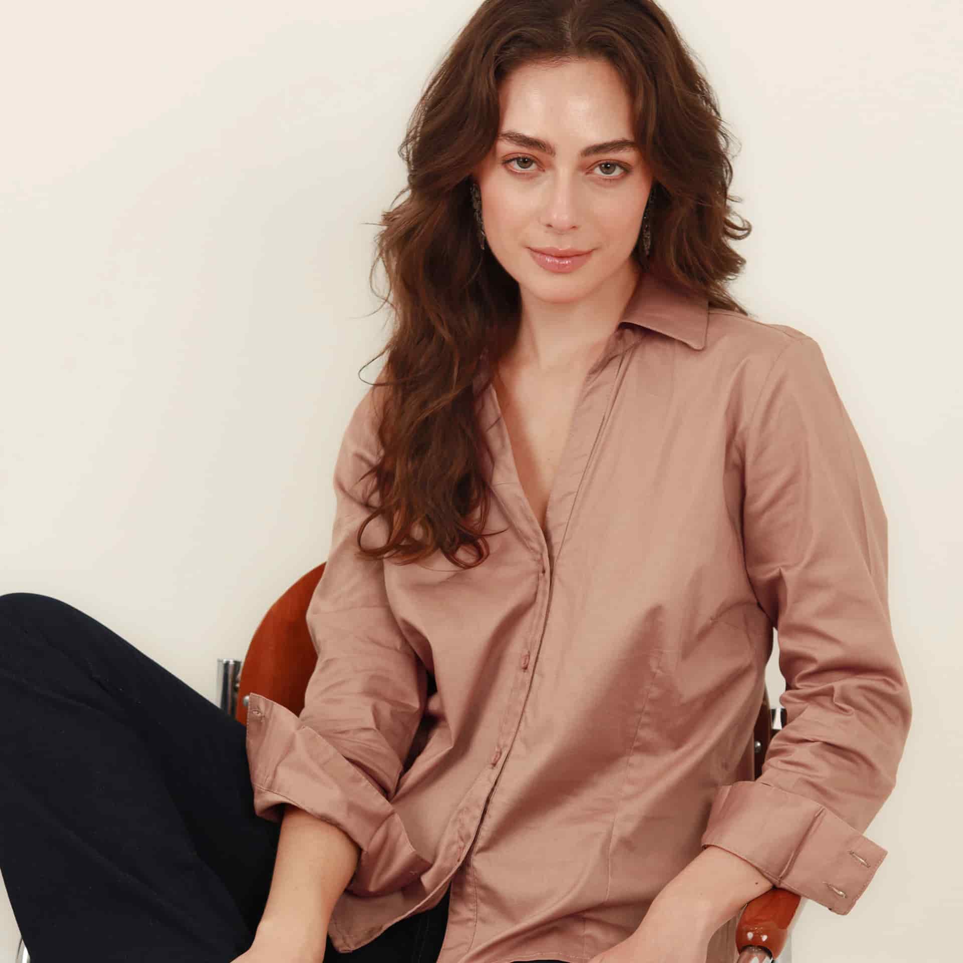 Blusa abierta cuello sport manga larga con pinzas de entalle - miniatura 2