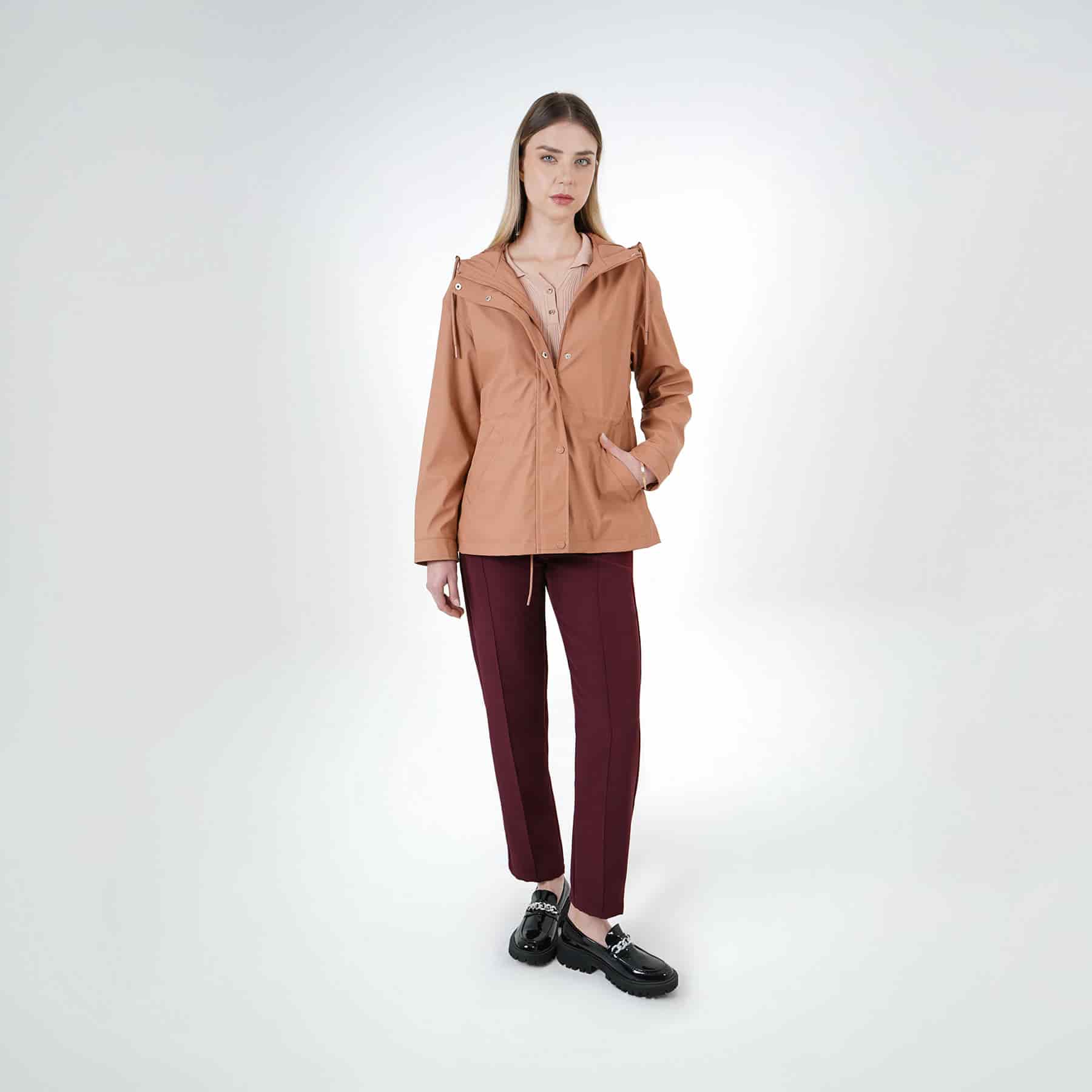 Chaqueta raincoat impermeable con capucha y ajuste en cintura - miniatura 7