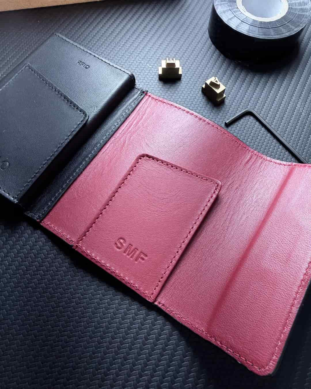 Billetera One Click Pro Negra- Con Grabado de Iniciale - miniatura 2