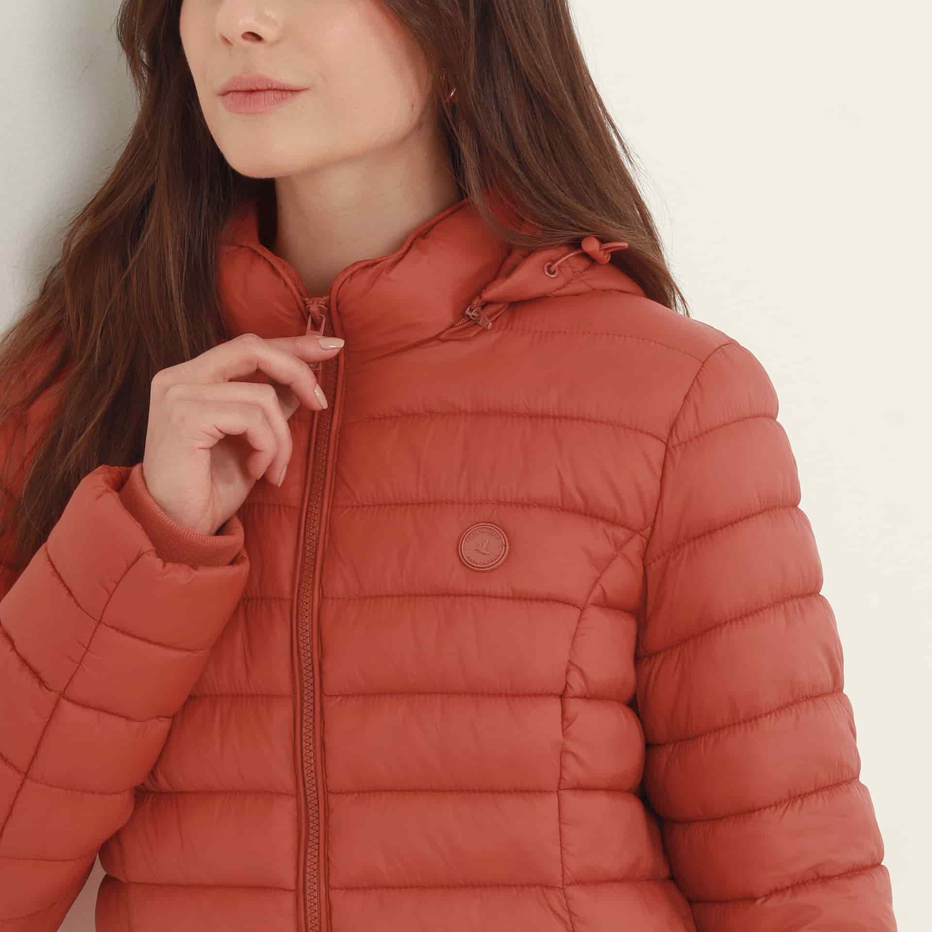 Chaqueta acolchada básica cuello alto con capucha - miniatura 49