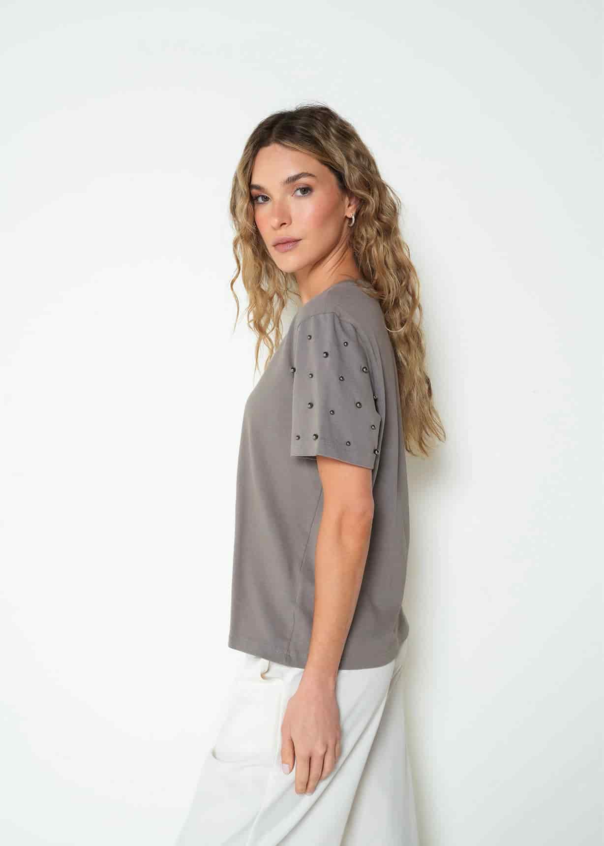 Camiseta con taches en mangas - miniatura 3