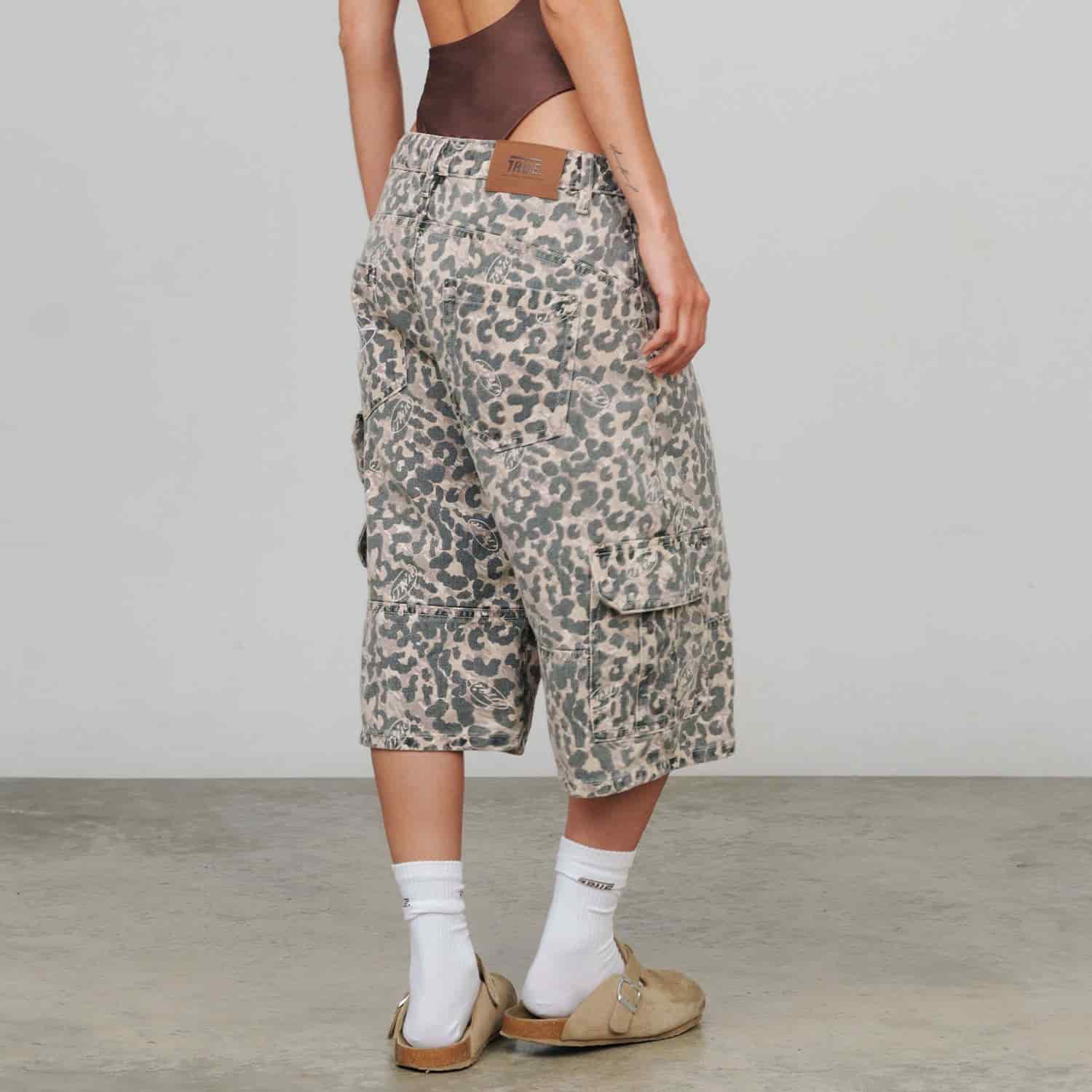Intuition Leopard Cargo Jorts - Camel - miniatura 2
