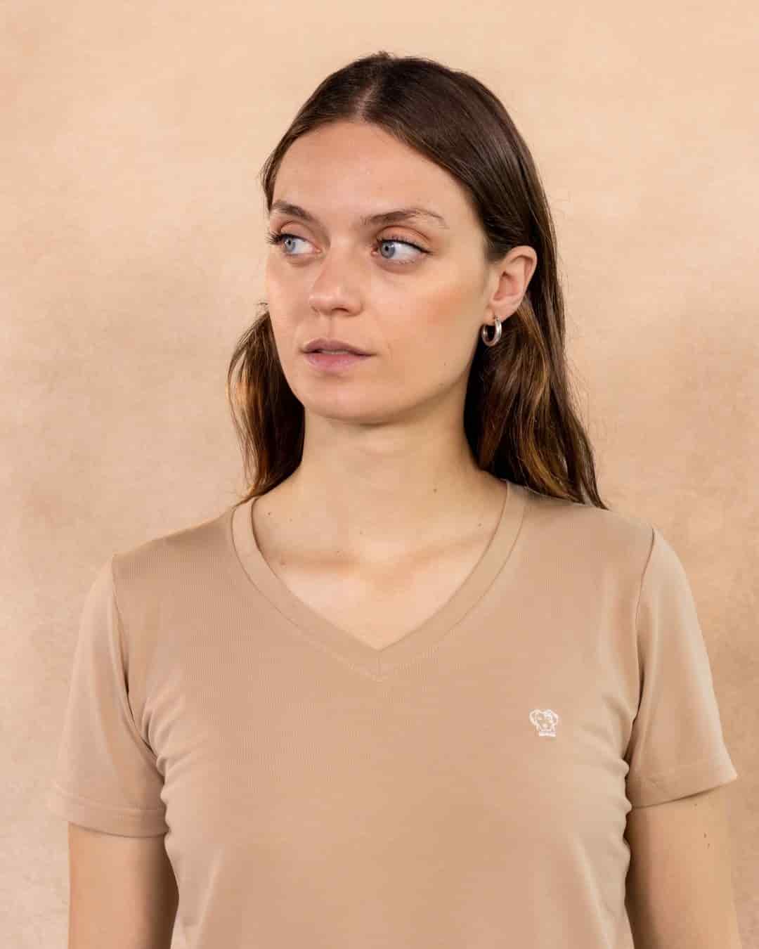 Camiseta Antimanchas Cuello V Arena - Talla Regular - miniatura 2