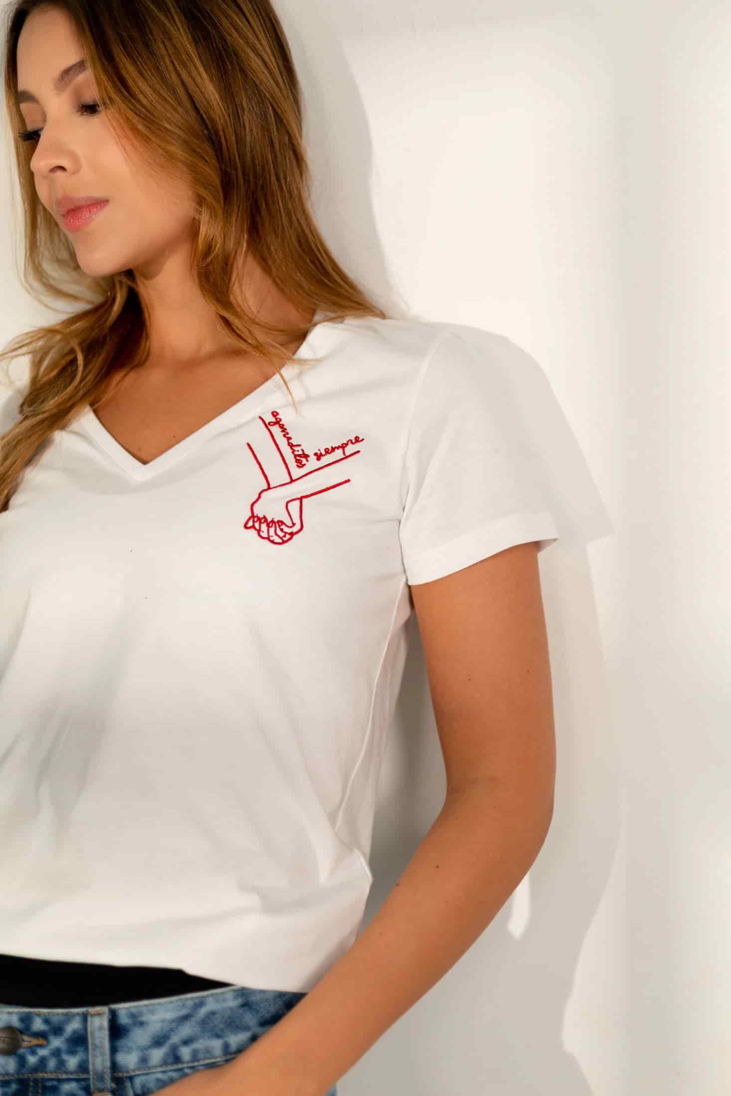 Agarraditos Siempre Embroidered V-Neck Tee - miniatura 2