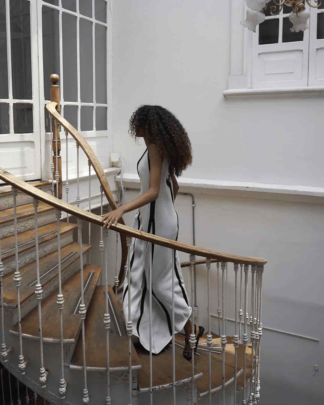 Vestido tejido con líneas asimétricas - miniatura 7